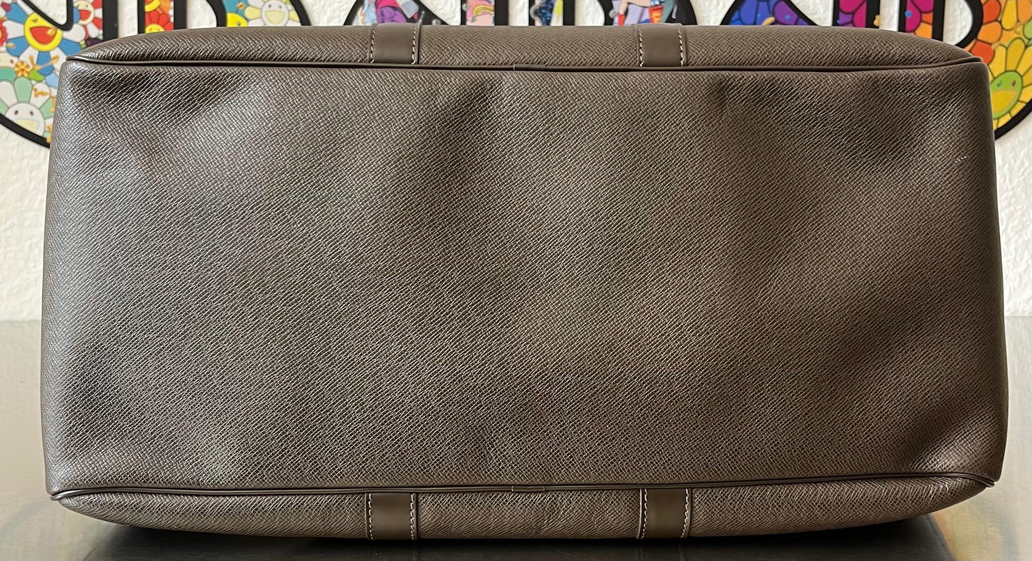 Louis Vuitton Kendall PM Taiga Leder