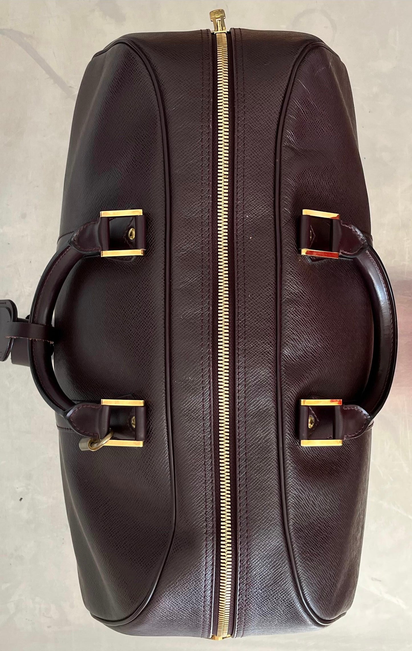 Louis Vuitton Kendall PM Taiga Leder