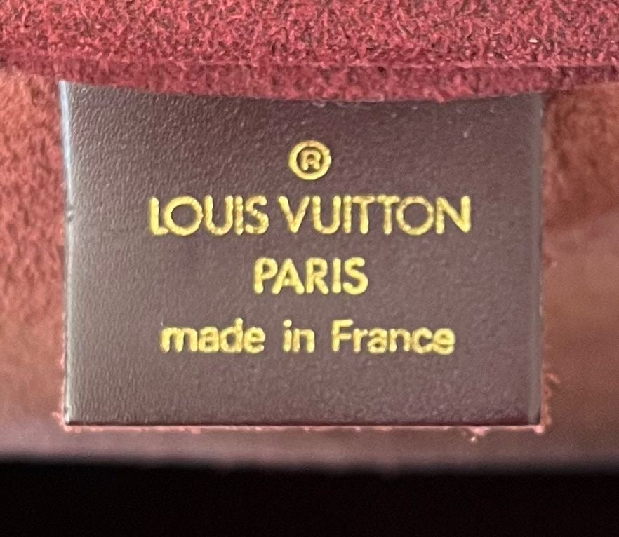 Louis Vuitton Kendall PM Taiga Leder
