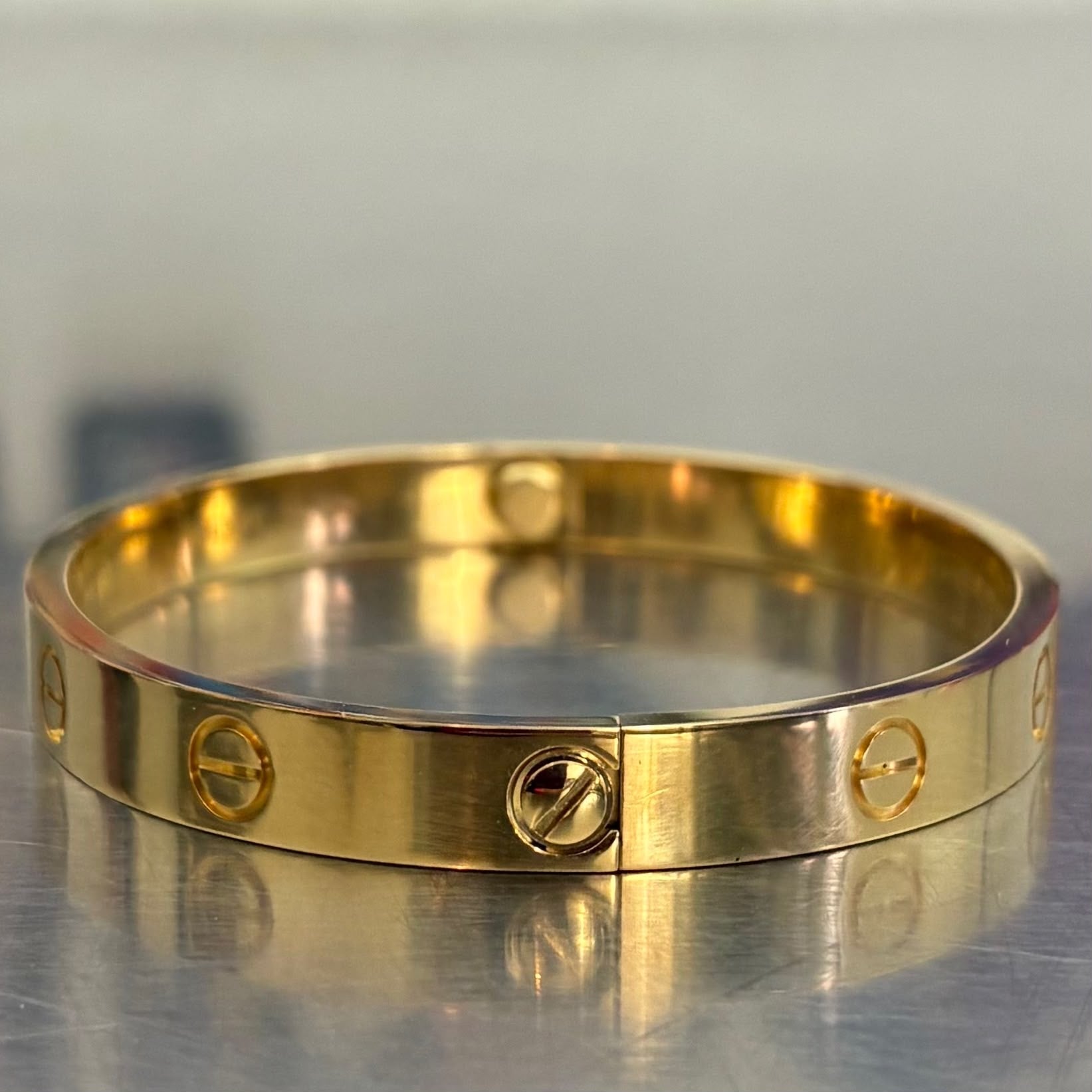 Cartier Love Armreif Klassisches Modell Gelbgold Größe 17