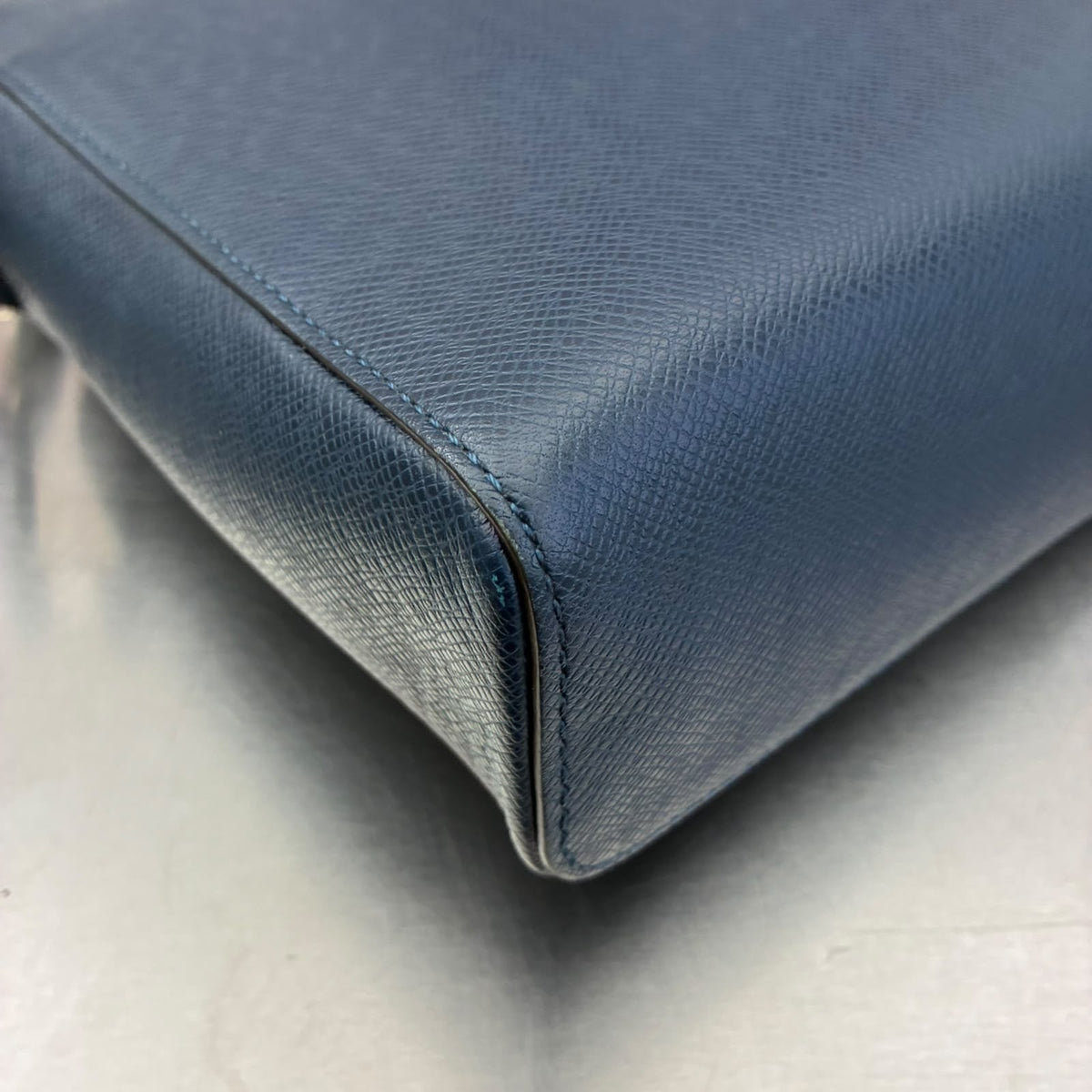 Louis Vuitton Anton Messenger Taiga