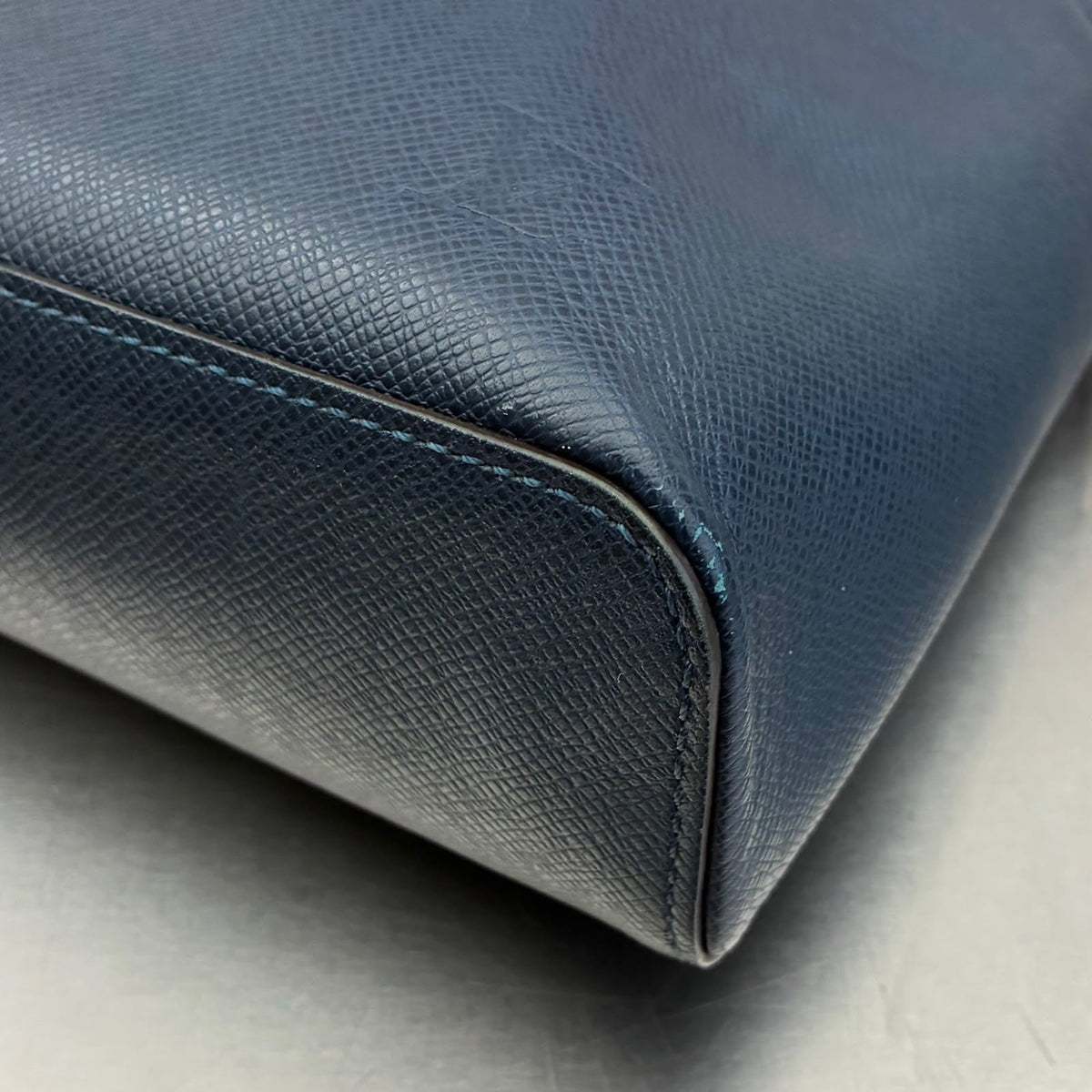 Louis Vuitton Anton Messenger Taiga