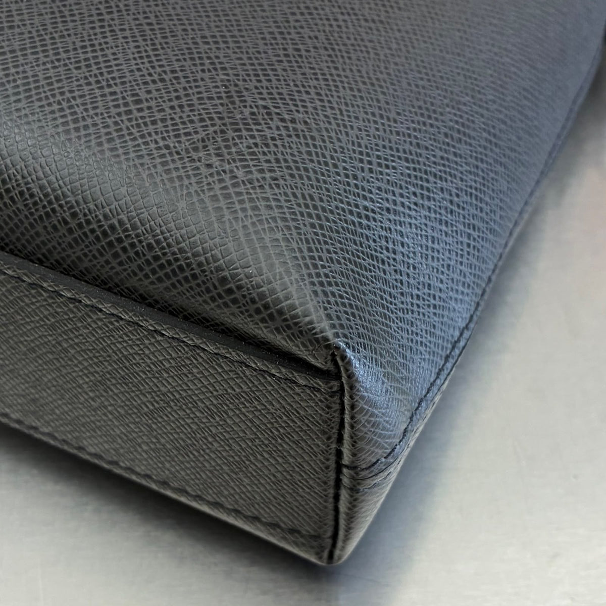 Louis Vuitton Anton Taiga