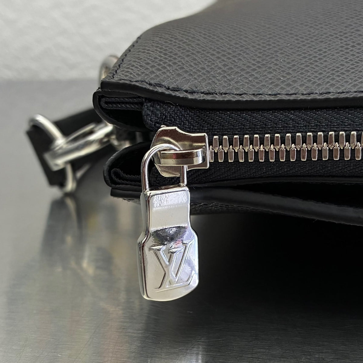 Louis Vuitton Anton Taiga