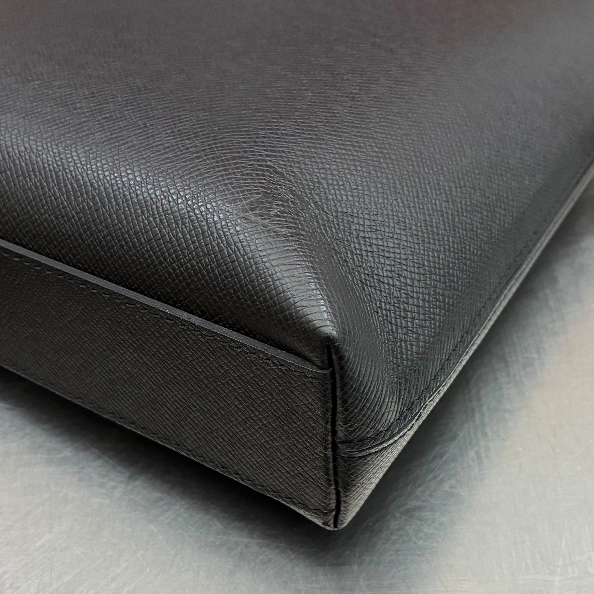 Louis Vuitton Anton Taiga