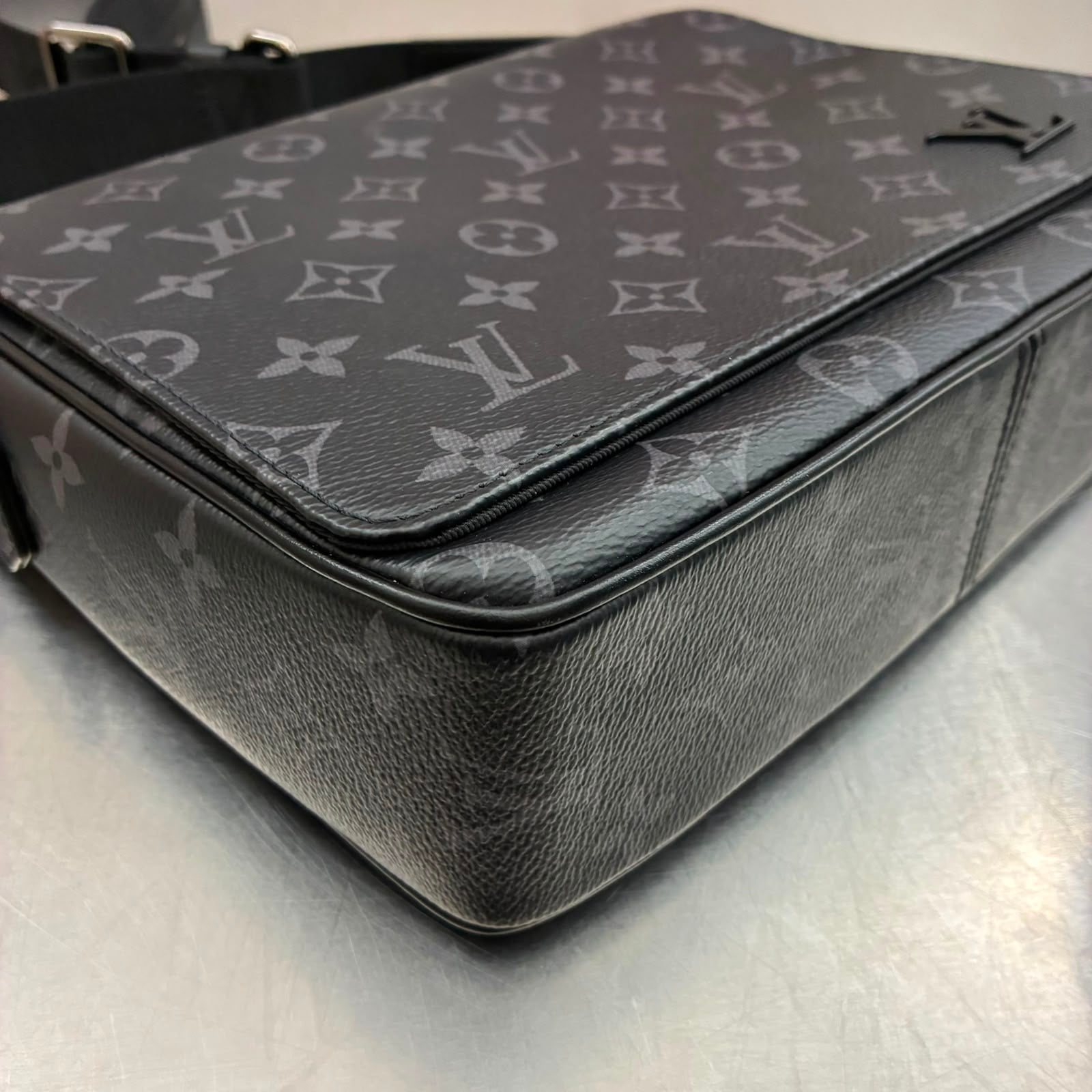 Louis Vuitton District PM Messenger Tasche