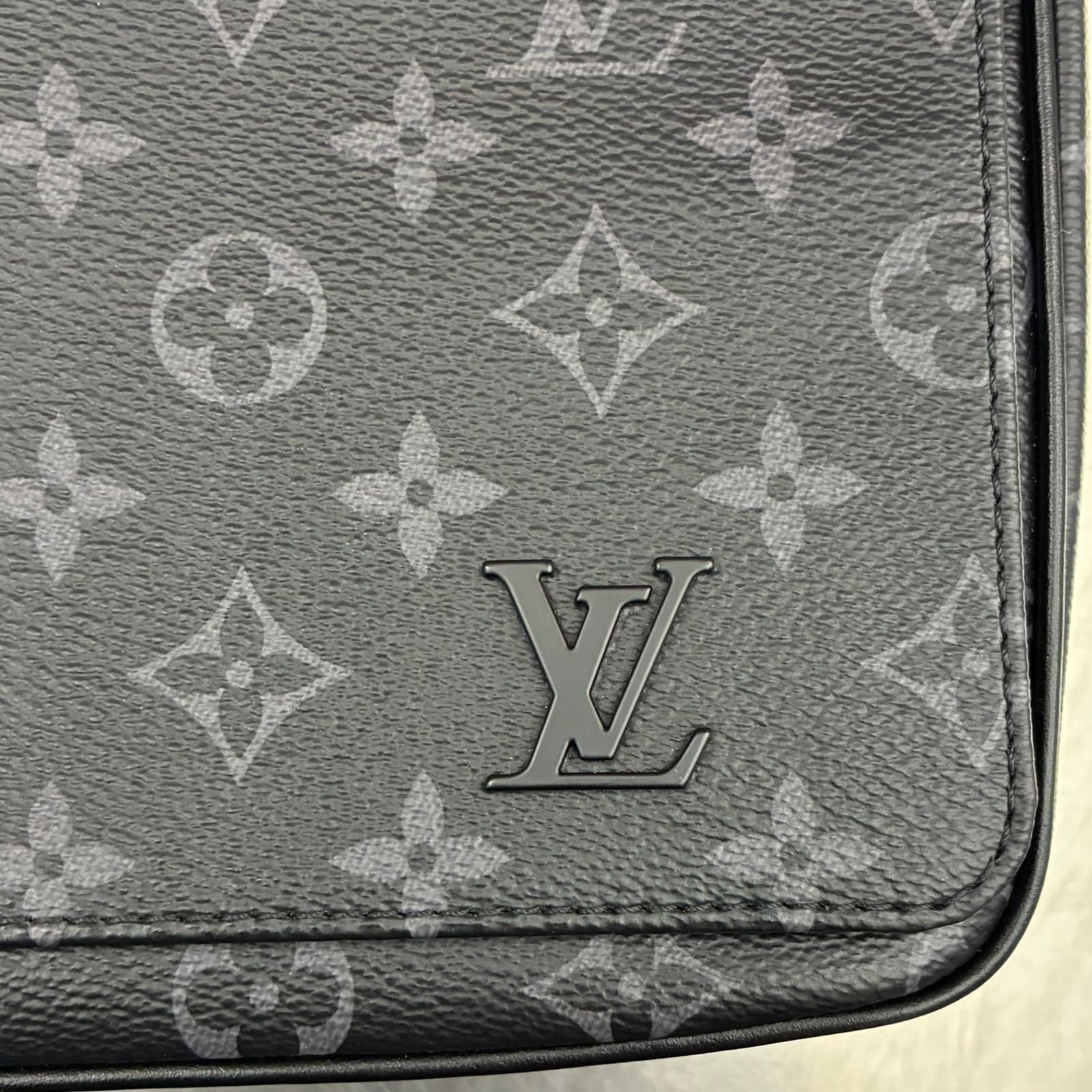 Louis Vuitton District PM Messenger Tasche