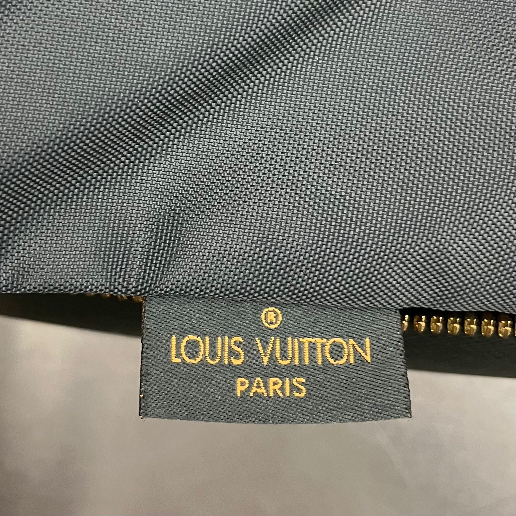 Louis Vuitton Helanga Taiga