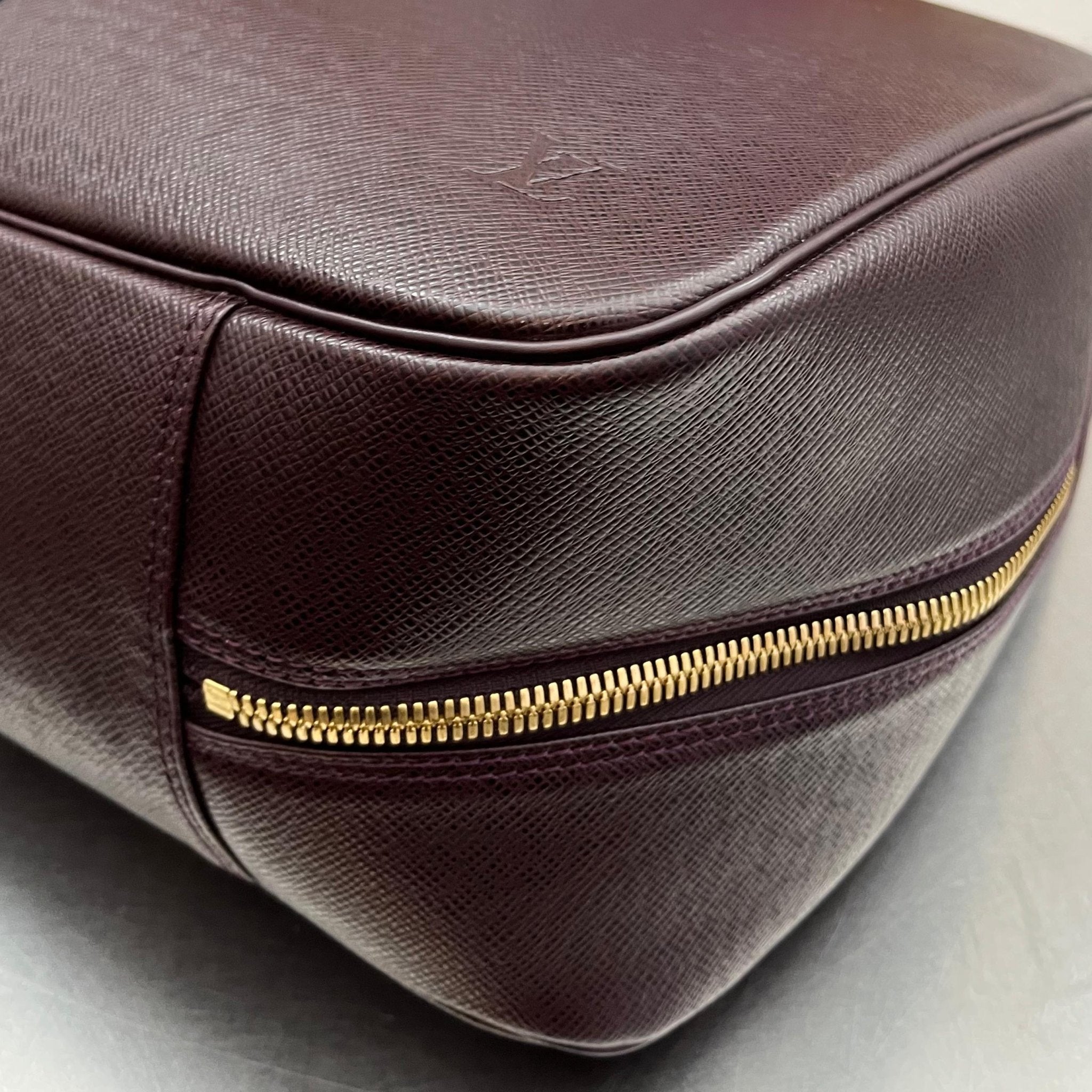 Louis Vuitton Helanga Taiga