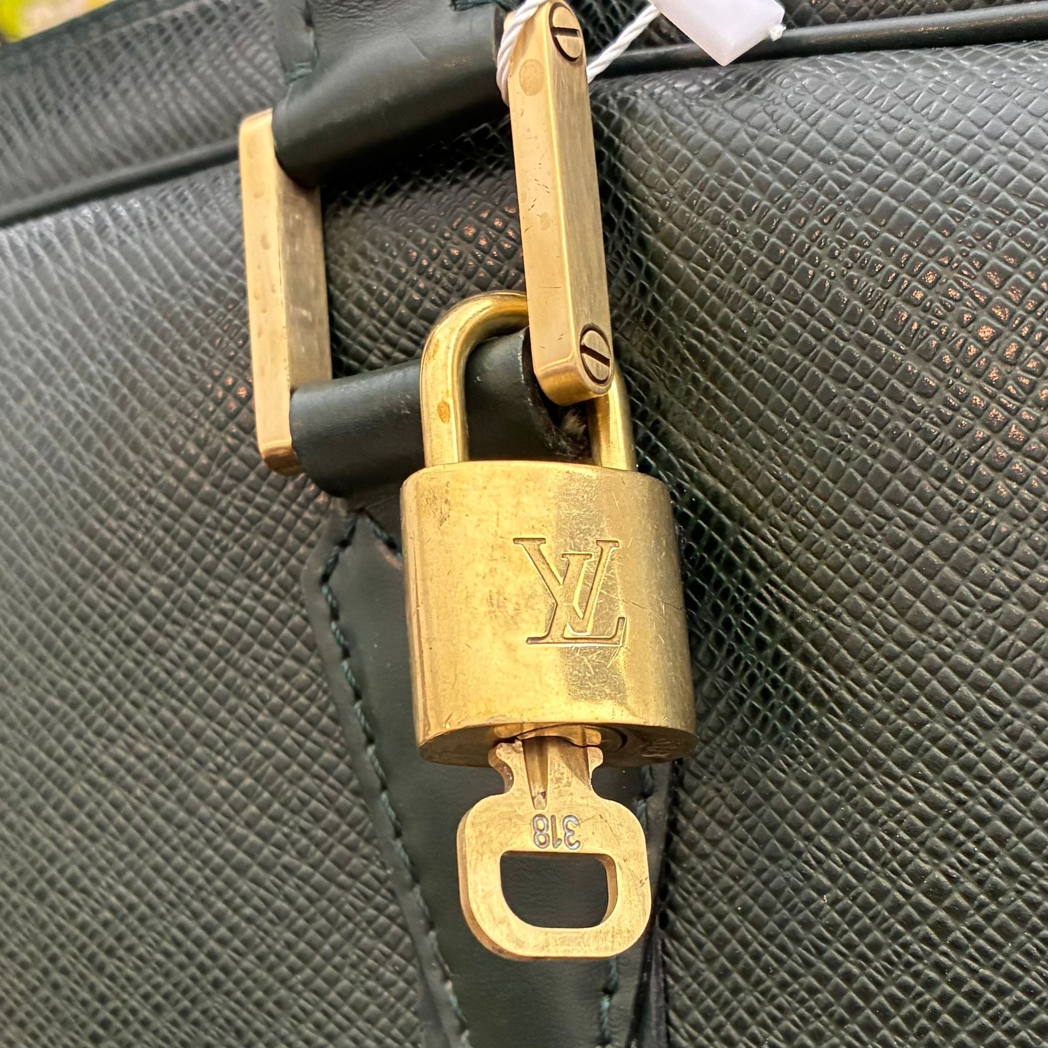 Louis Vuitton Helanga Taiga