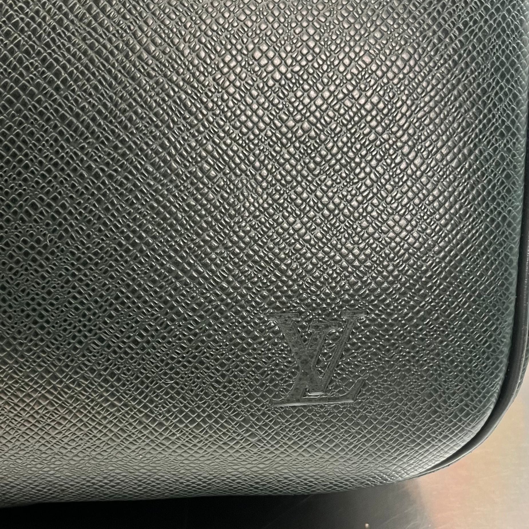 Louis Vuitton Helanga Taiga