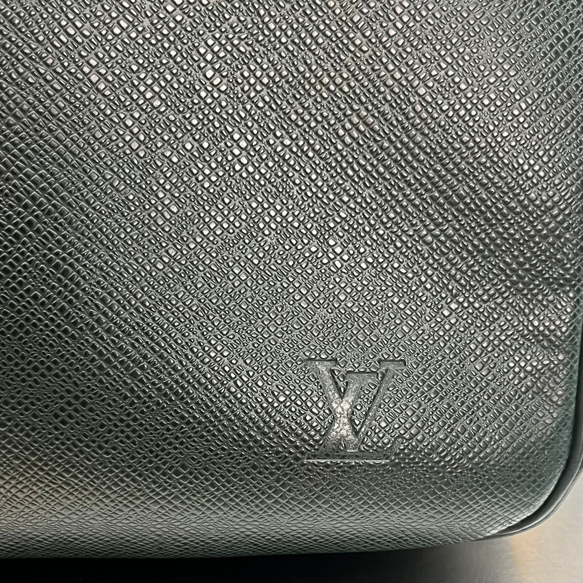 Louis Vuitton Helanga Taiga