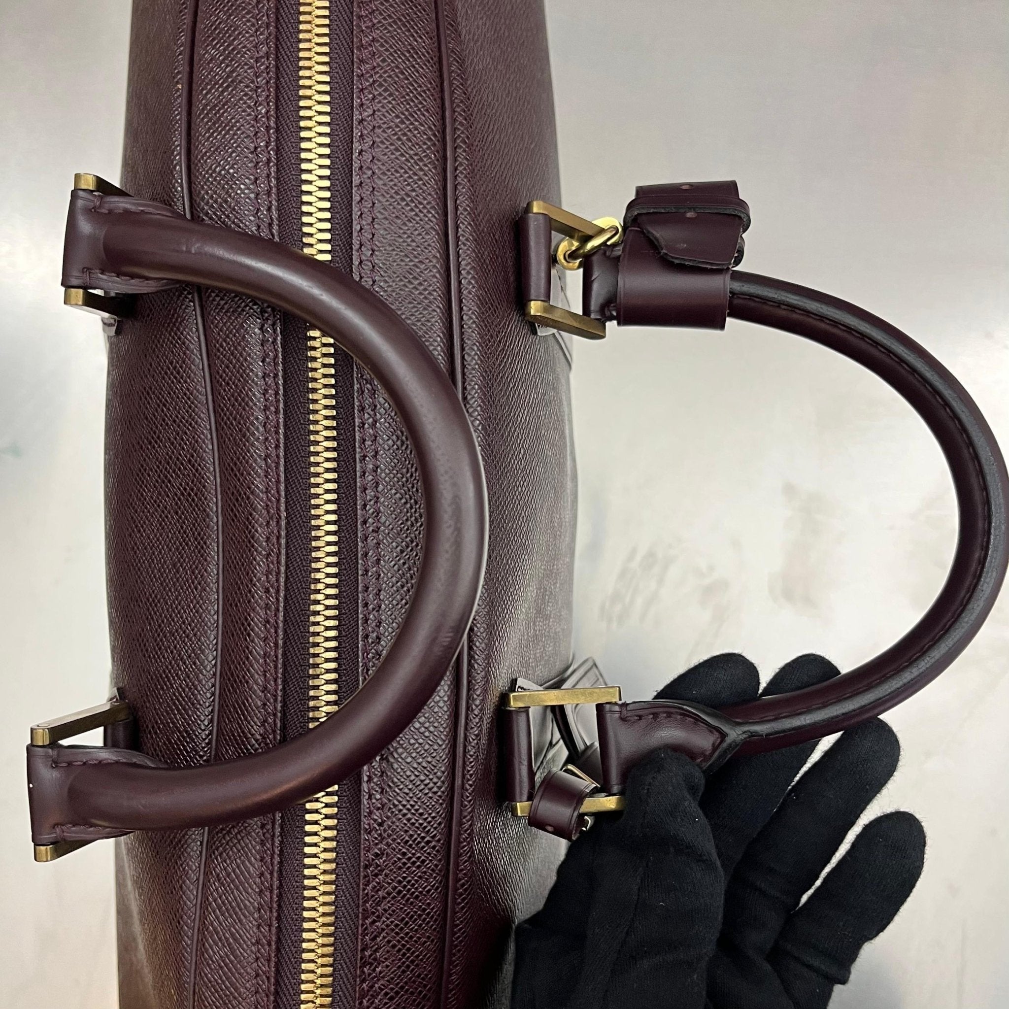 Louis Vuitton Helanga Taiga