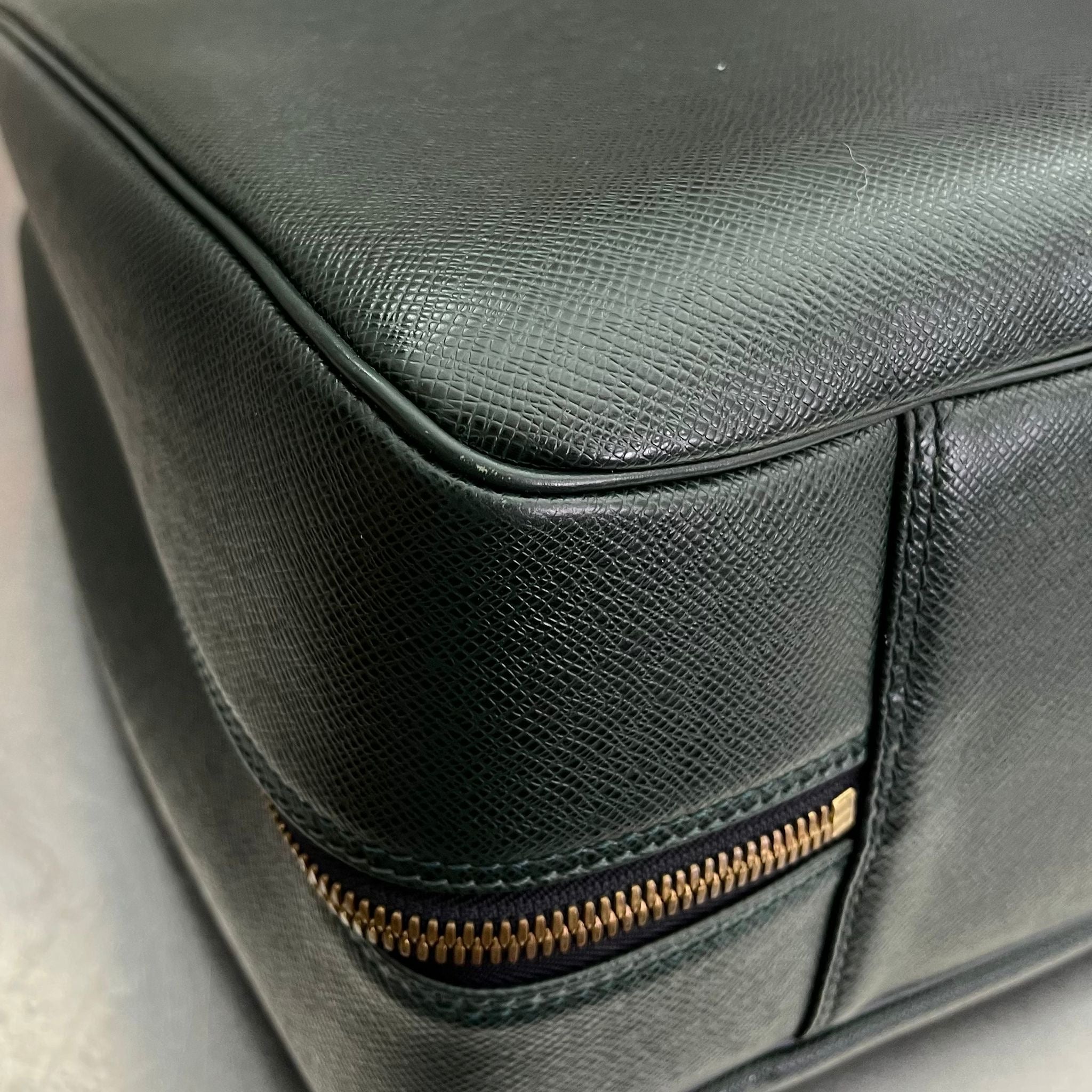 Louis Vuitton Helanga Taiga