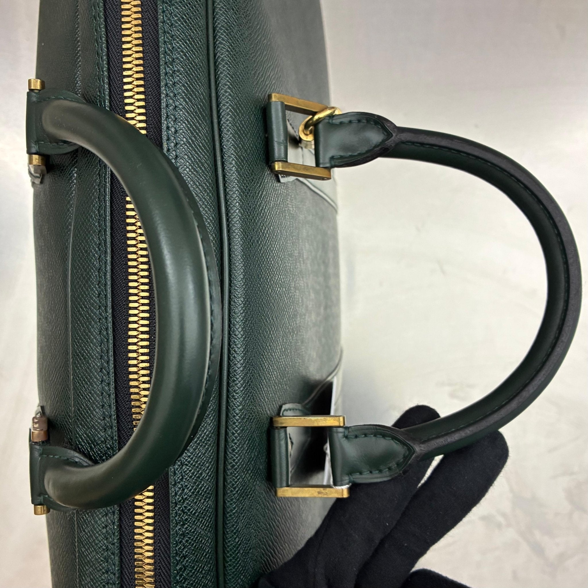 Louis Vuitton Helanga Taiga