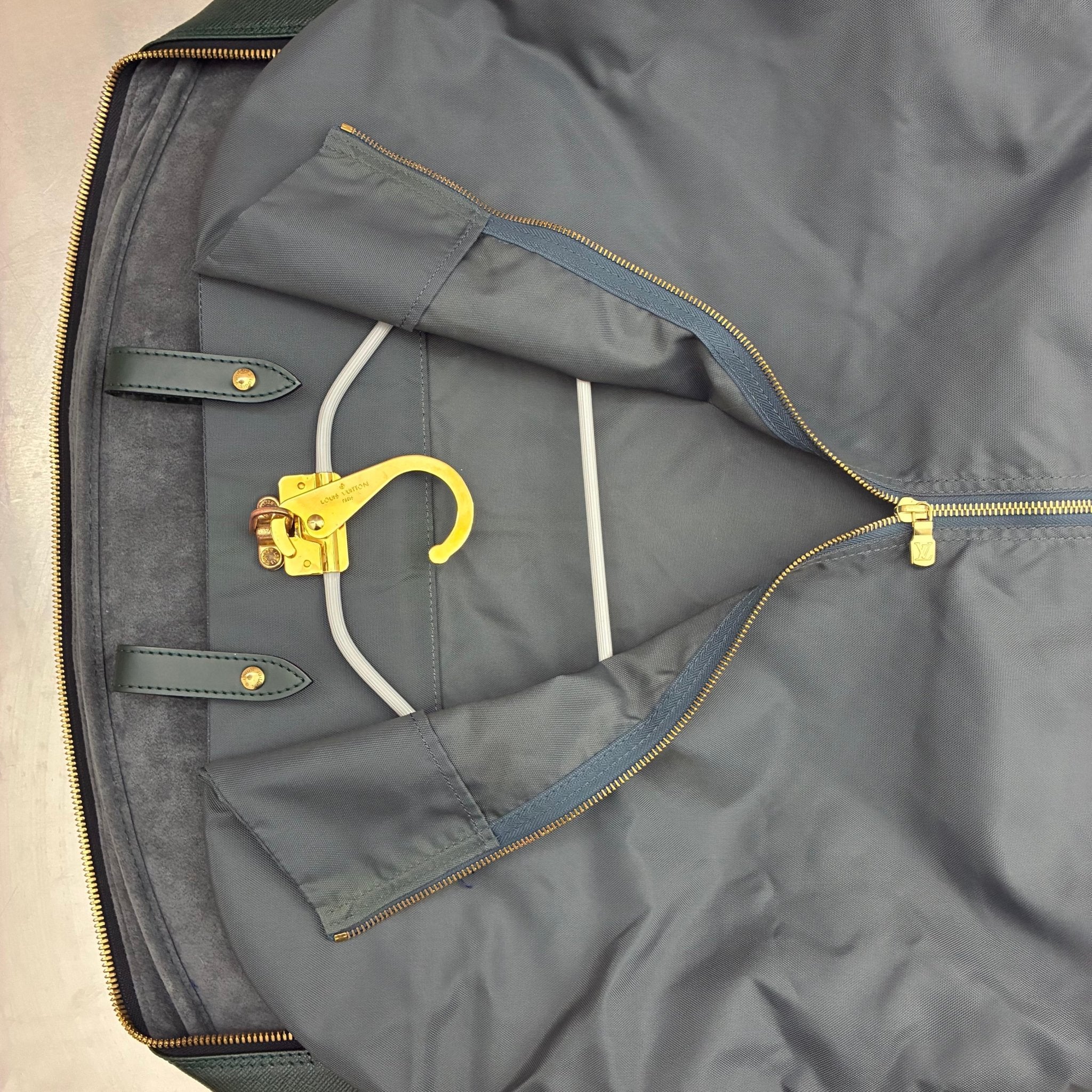 Louis Vuitton Helanga Taiga