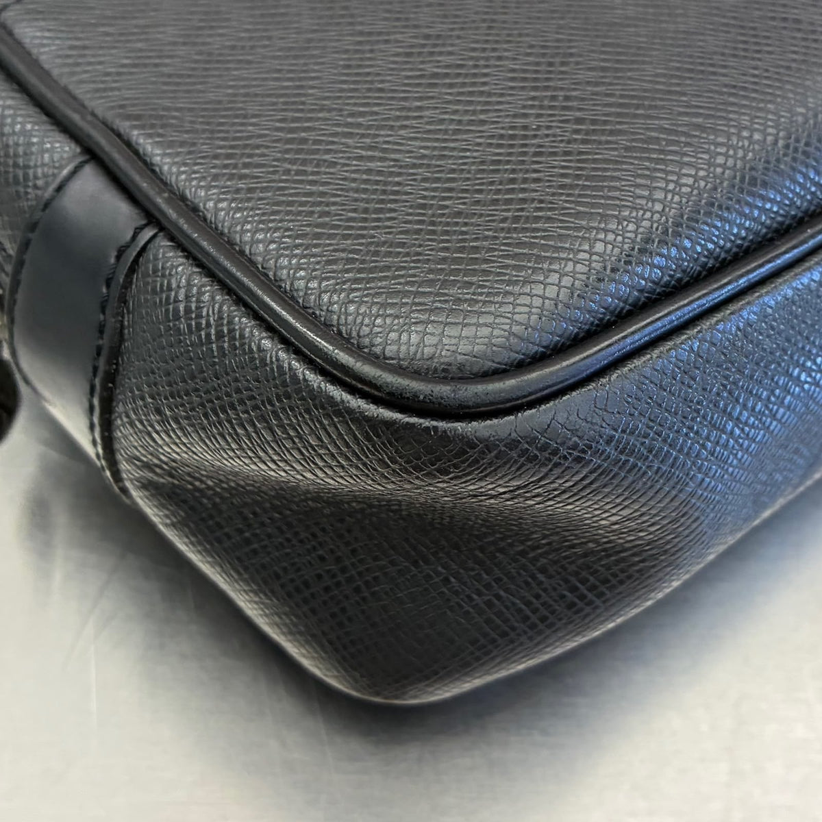 Louis Vuitton Karga Taiga