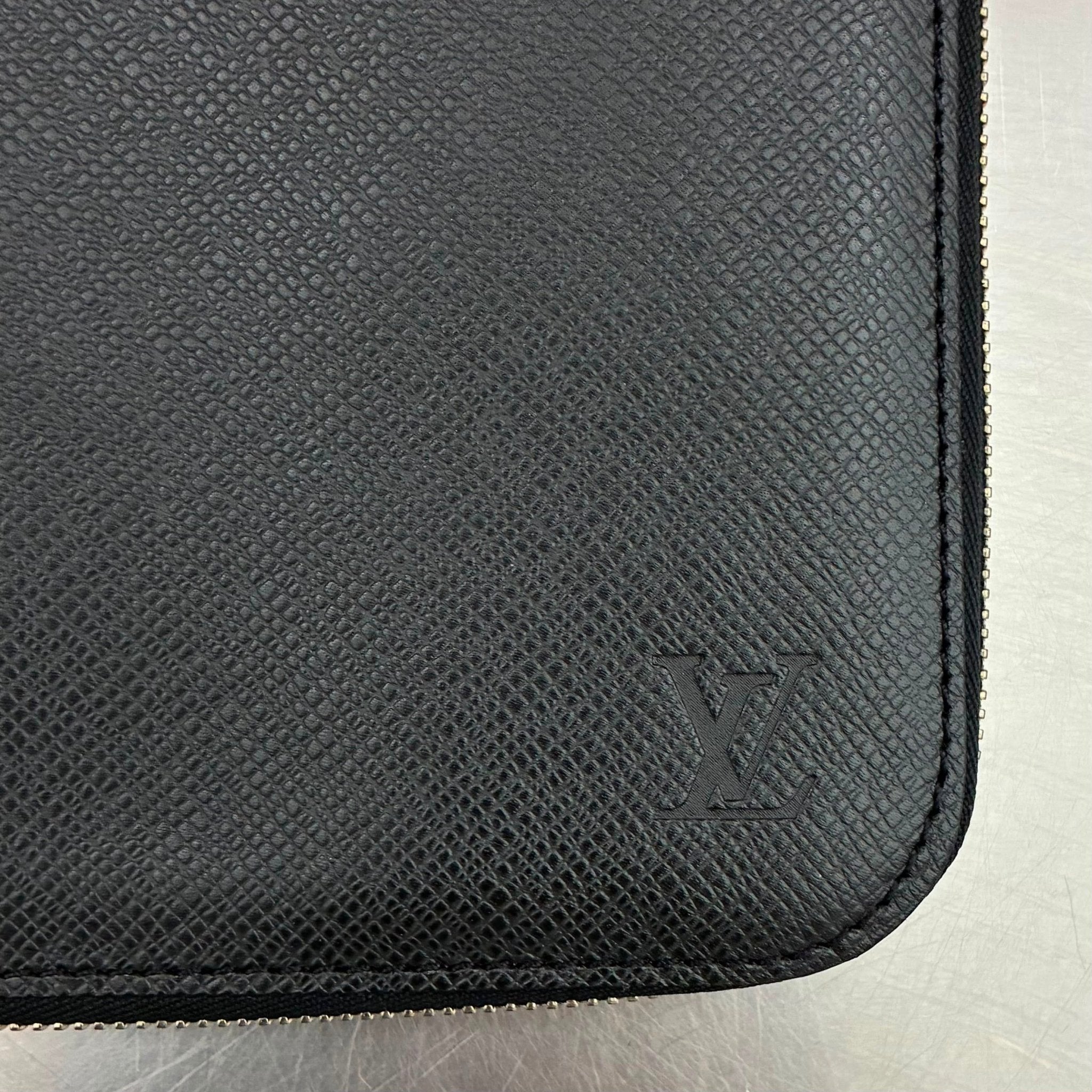 Louis Vuitton Krawatten Etui Taiga