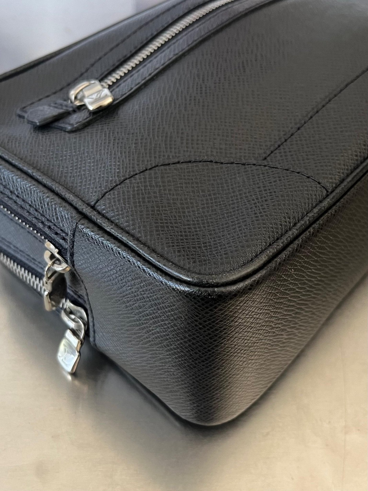 Louis Vuitton Pavel Taiga Leder