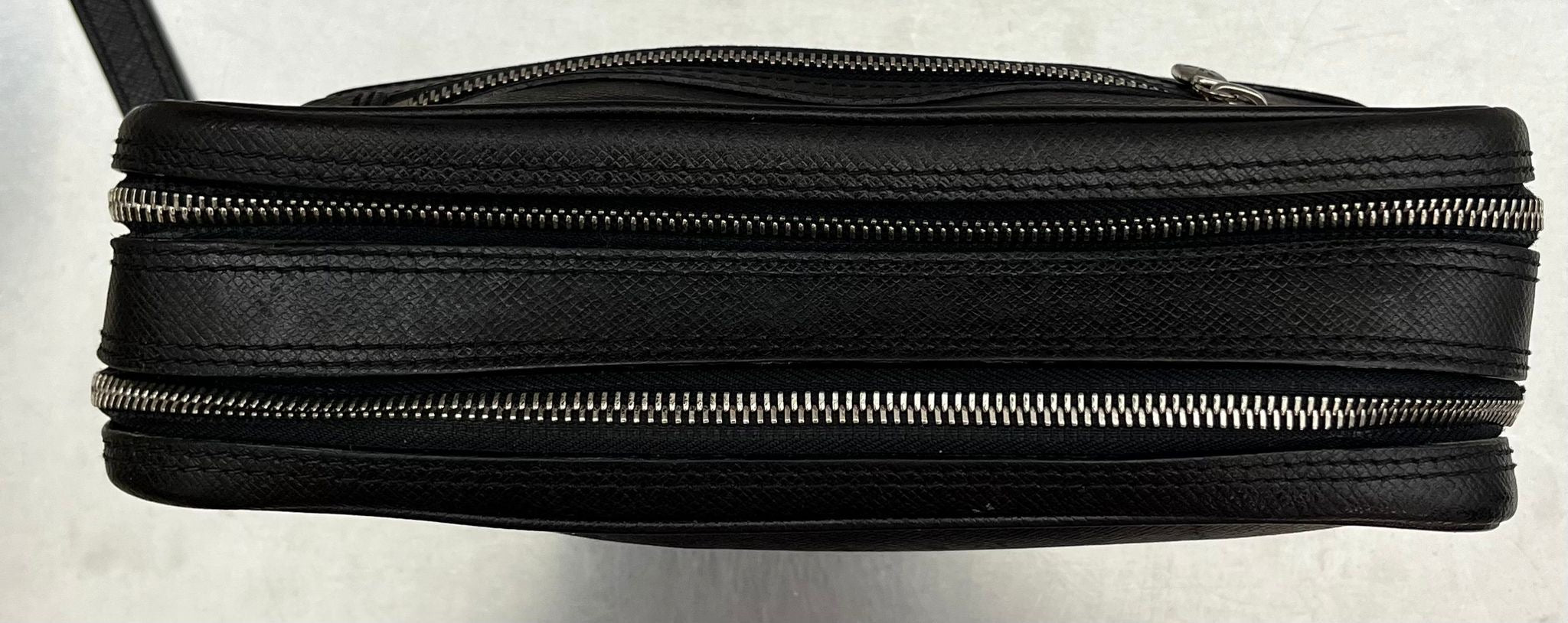 Louis Vuitton Pavel Taiga Leder