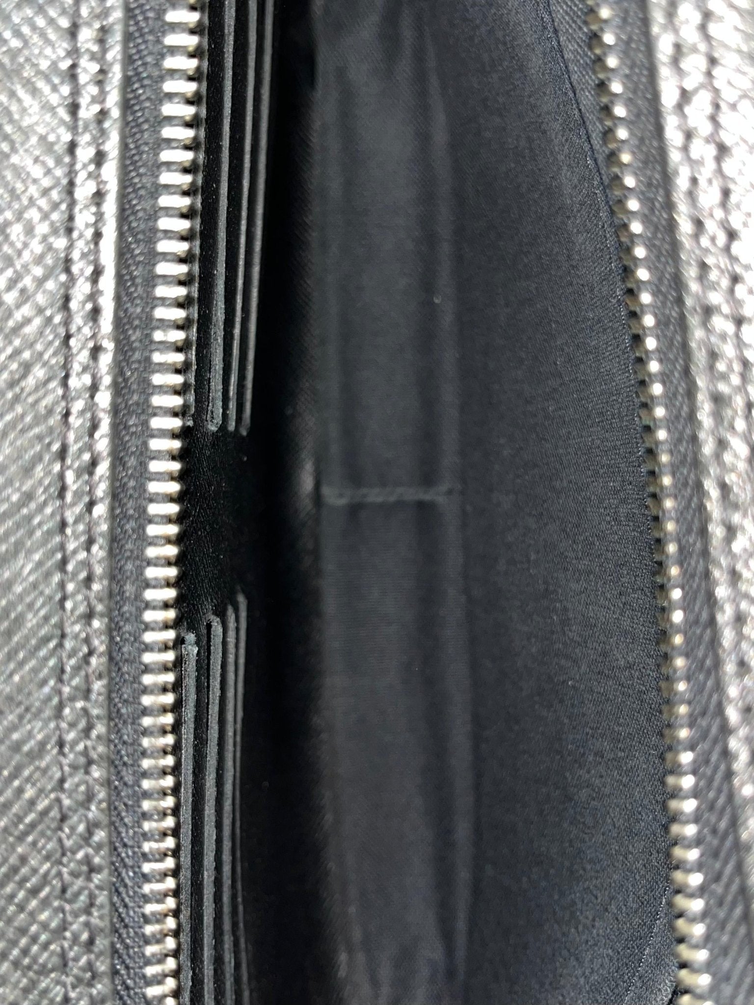 Louis Vuitton Pavel Taiga Leder