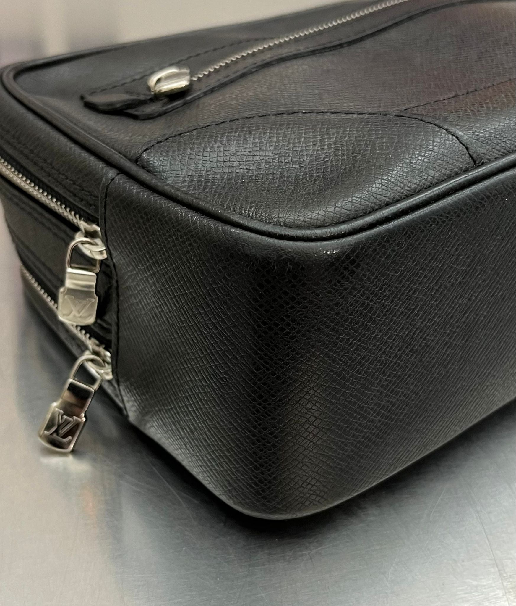 Louis Vuitton Pavel Taiga Leder