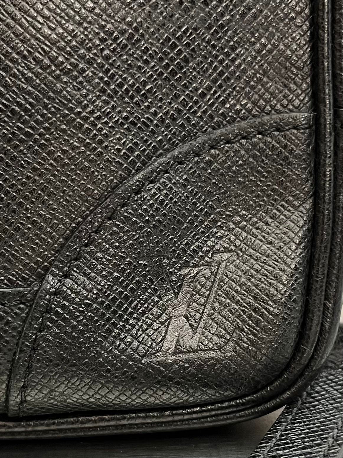 Louis Vuitton Pavel Taiga Leder
