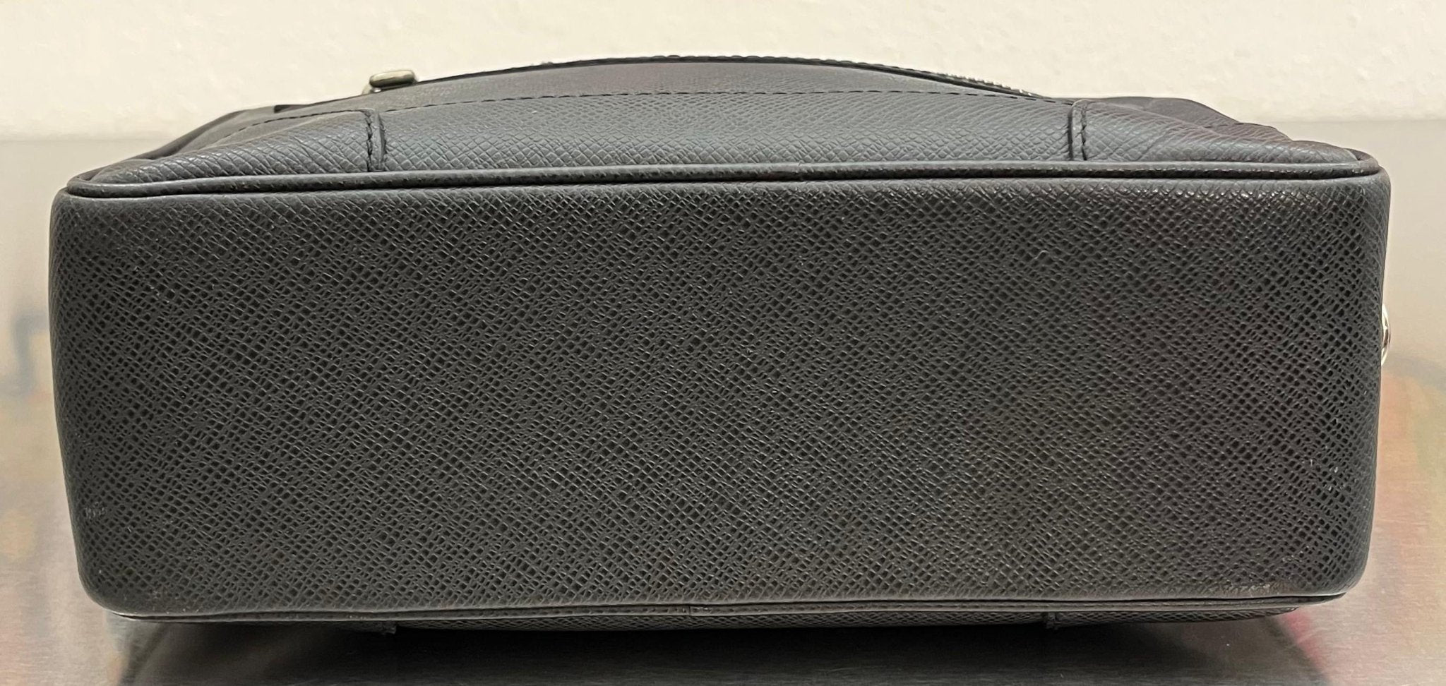 Louis Vuitton Pavel Taiga Leder