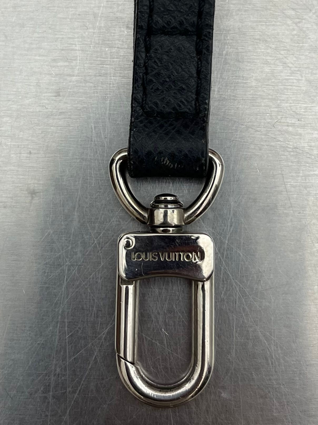 Louis Vuitton Pavel Taiga Leder