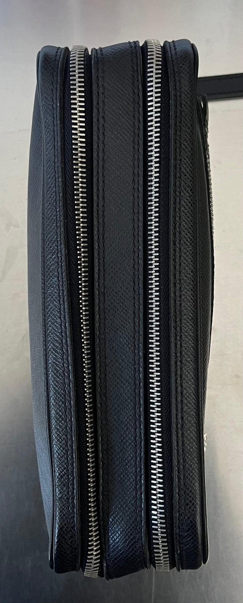Louis Vuitton Pavel Taiga Leder