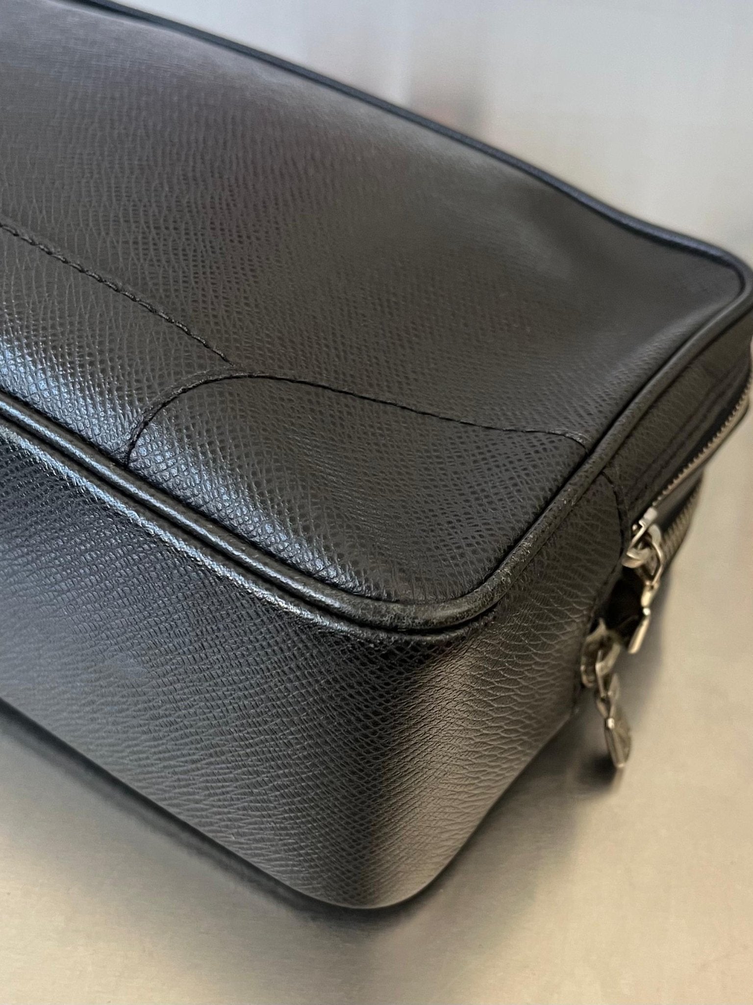 Louis Vuitton Pavel Taiga Leder