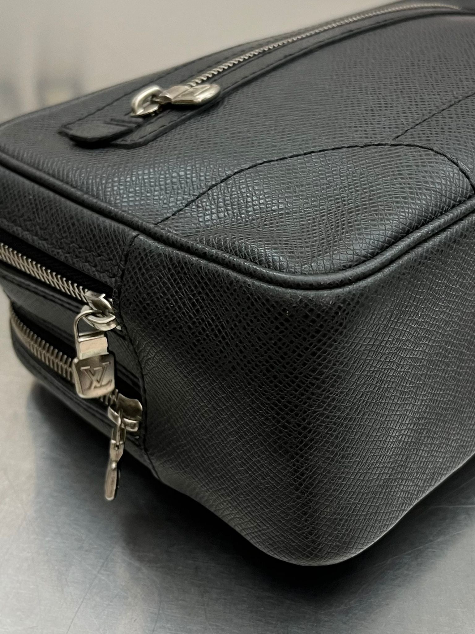 Louis Vuitton Pavel Taiga Leder