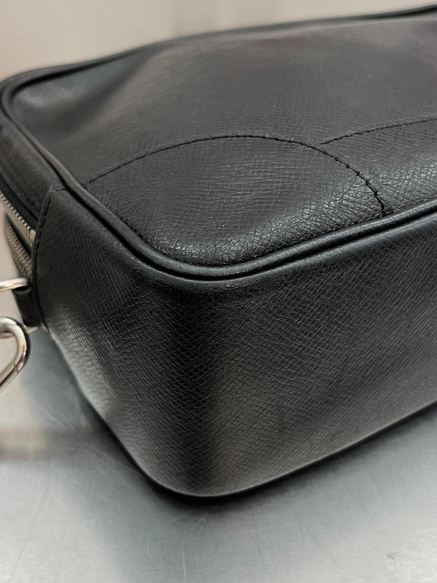 Louis Vuitton Pavel Taiga Leder