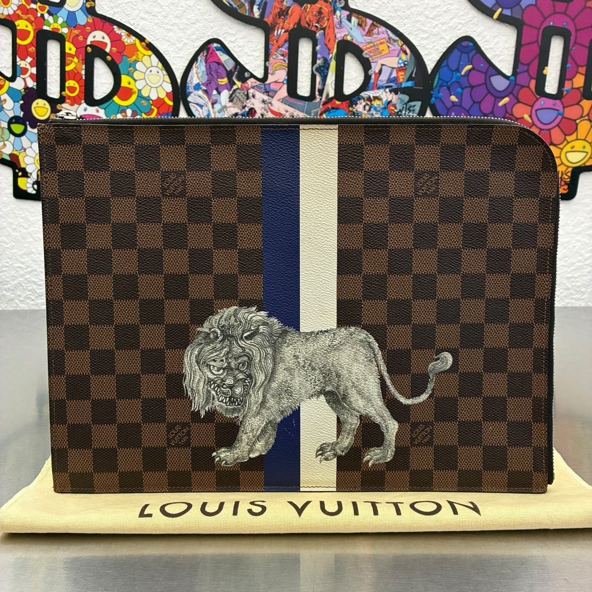 Louis Vuitton Pochette Jour GM, Chapman Brothers Wildlife Kollektion (Frühjahr/Sommer 2017).