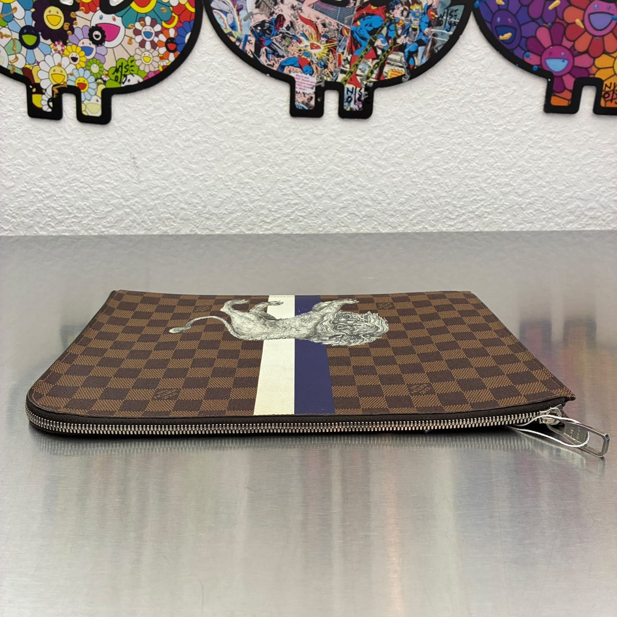 Louis Vuitton Pochette Jour GM, Chapman Brothers Wildlife Kollektion (Frühjahr/Sommer 2017).