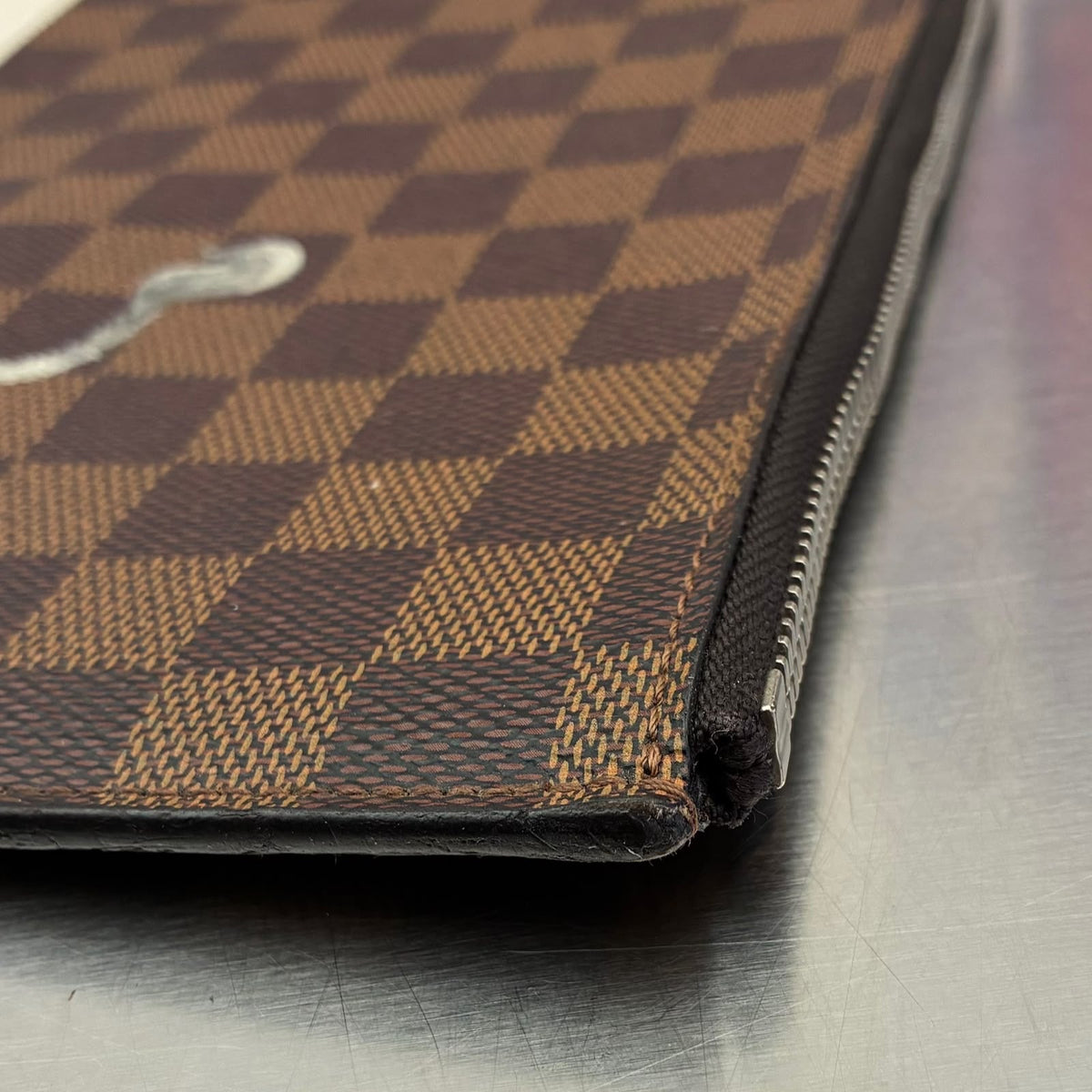 Louis Vuitton Pochette Jour GM, Chapman Brothers Wildlife Kollektion (Frühjahr/Sommer 2017).