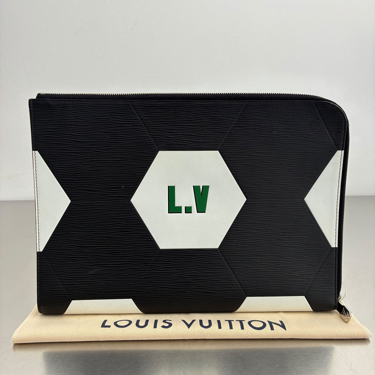 Louis Vuitton Pochette Jour GM Epi x FIFA World Cup 2018, limitierte Kollektion