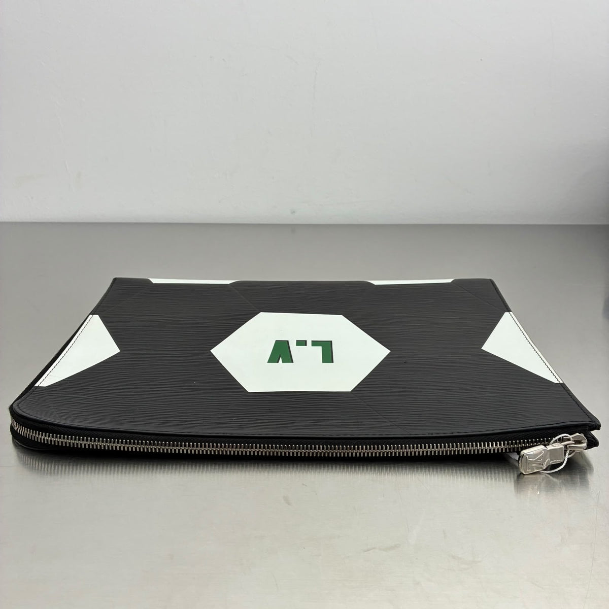 Louis Vuitton Pochette Jour GM Epi x FIFA World Cup 2018, limitierte Kollektion