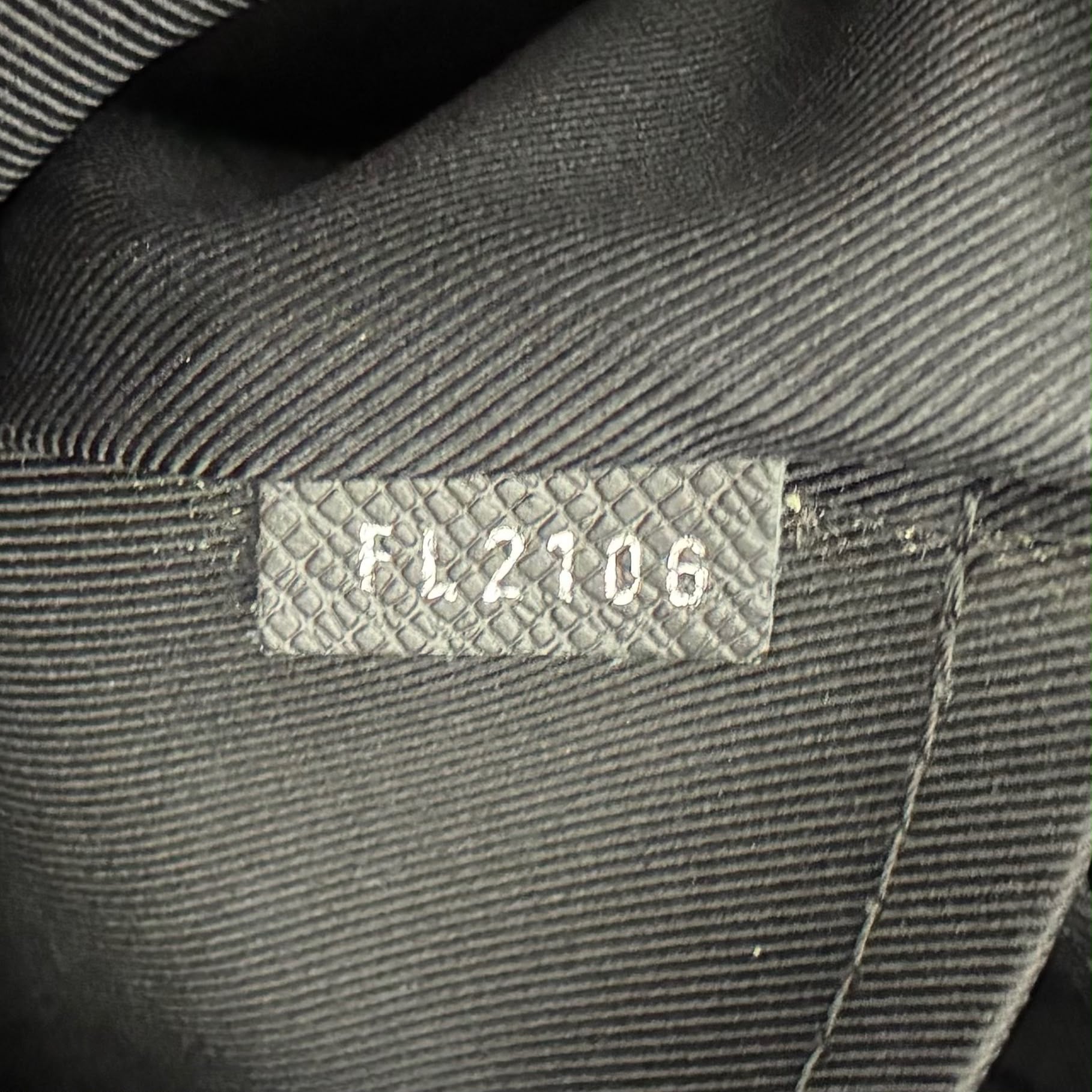 Louis Vuitton Porte Documents Taiga