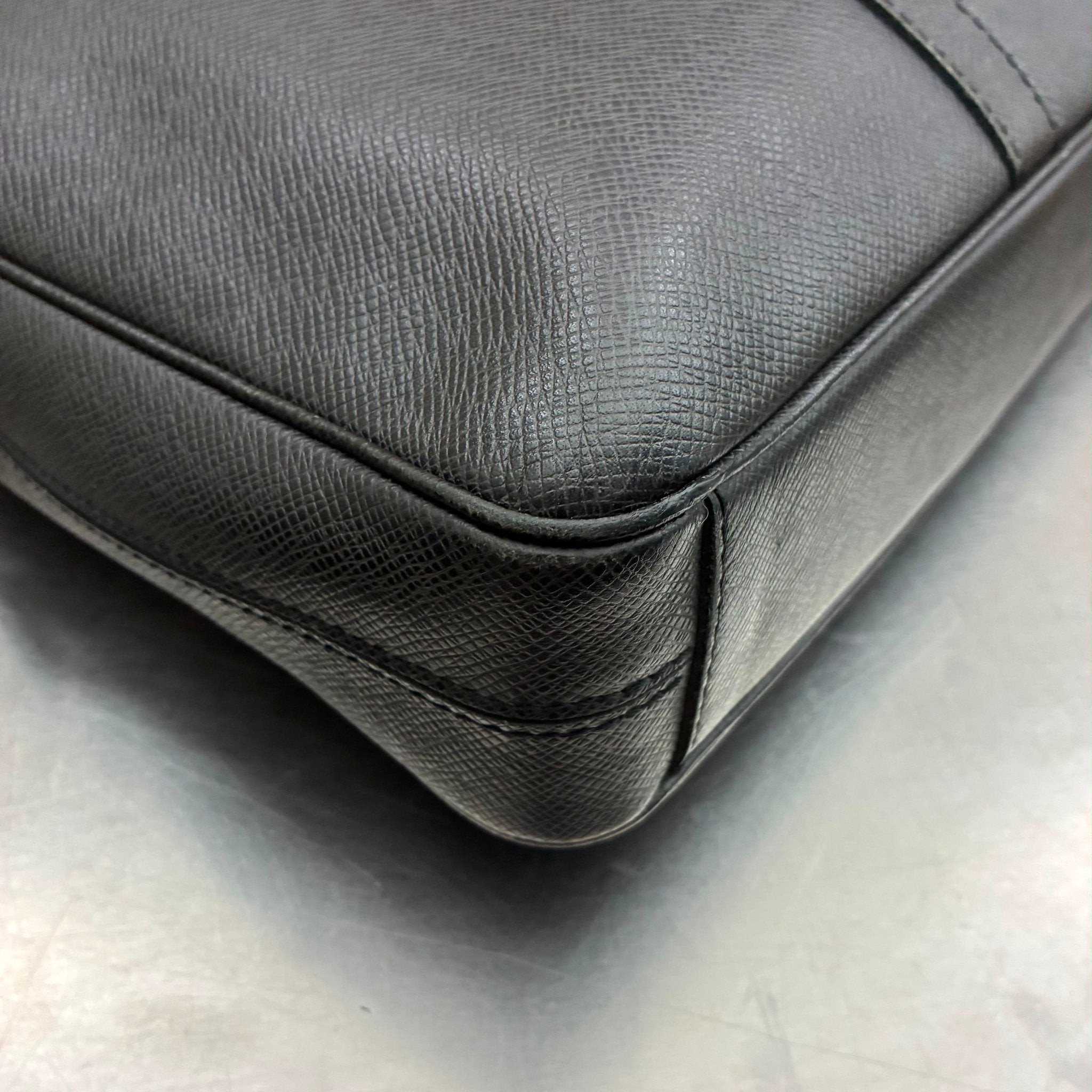 Louis Vuitton Porte Documents Taiga