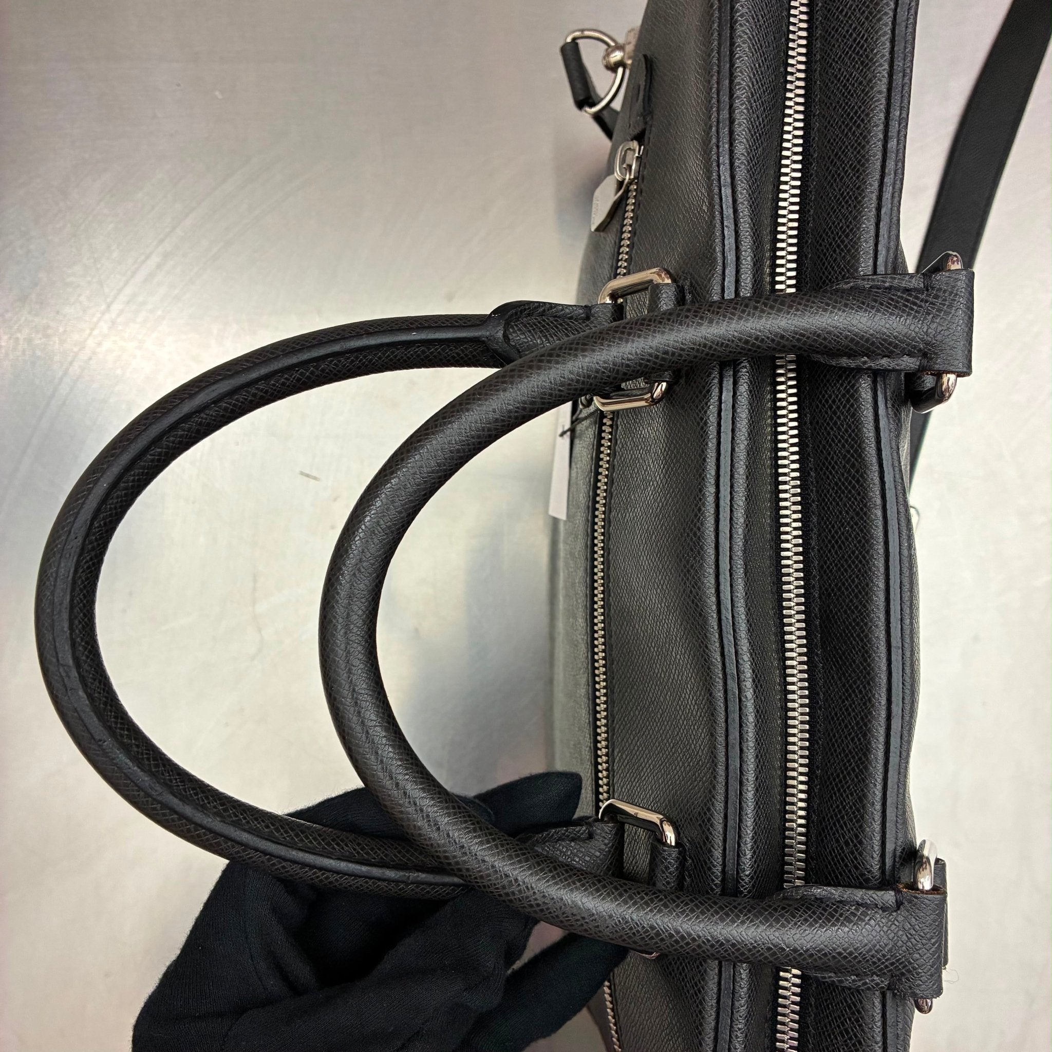 Louis Vuitton Porte Documents Taiga