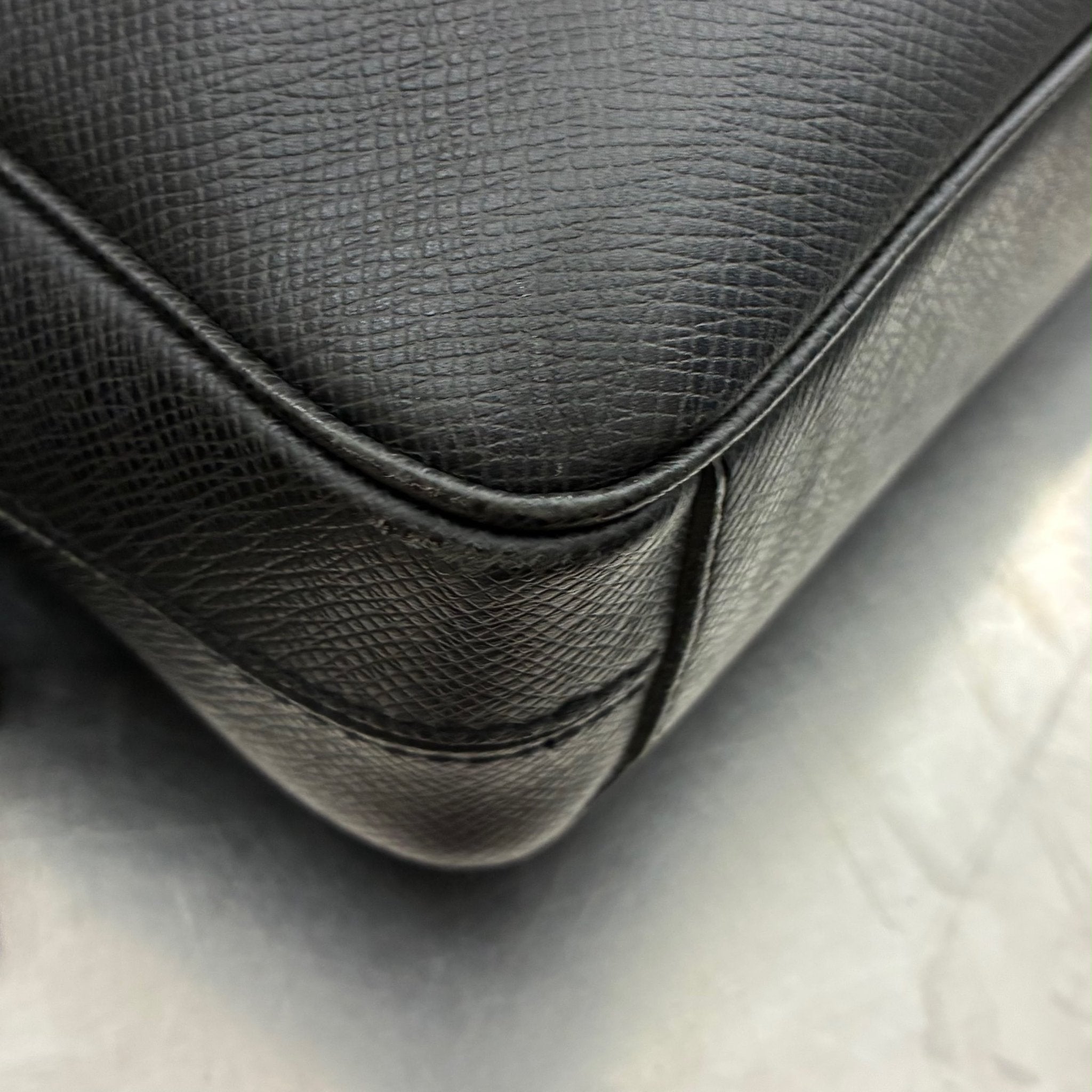 Louis Vuitton Porte Documents Taiga