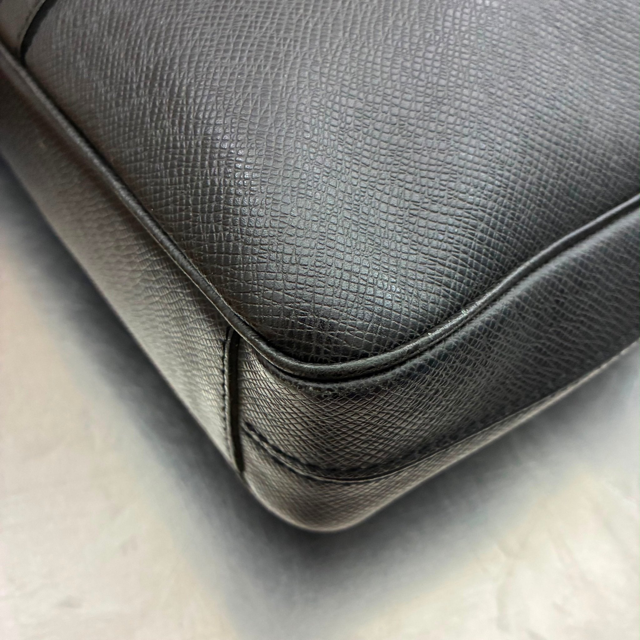 Louis Vuitton Porte Documents Taiga