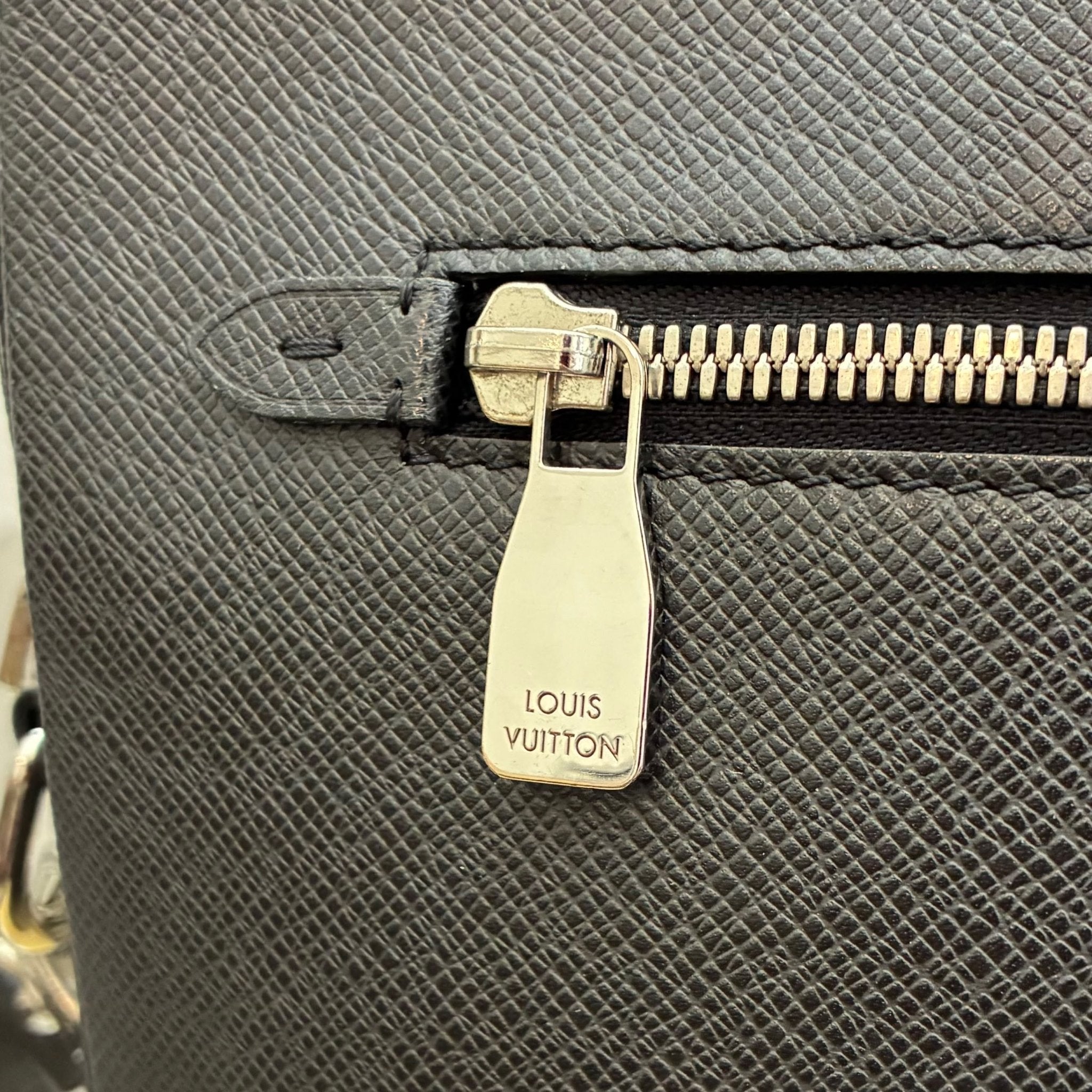 Louis Vuitton Porte Documents Taiga
