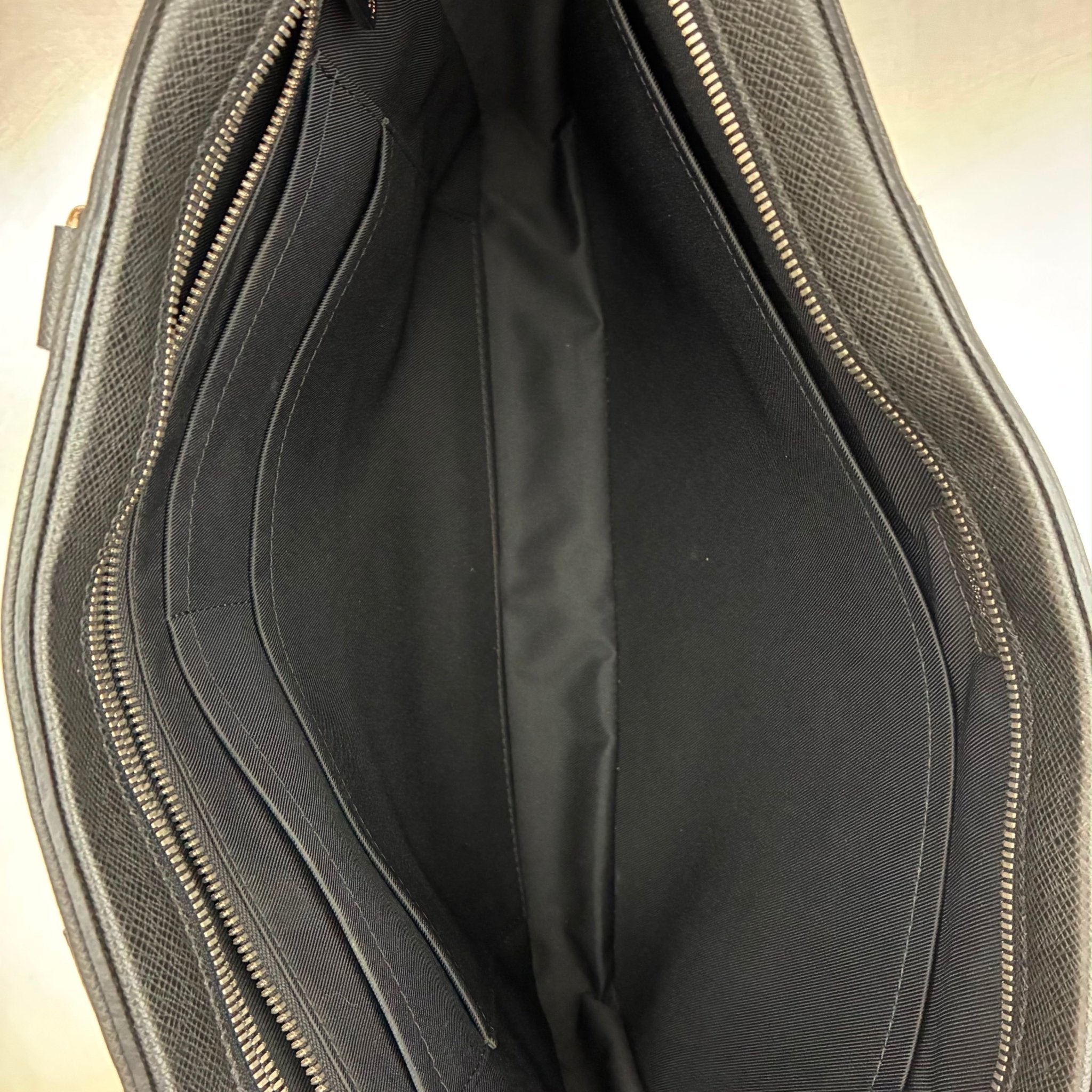 Louis Vuitton Porte Documents Taiga