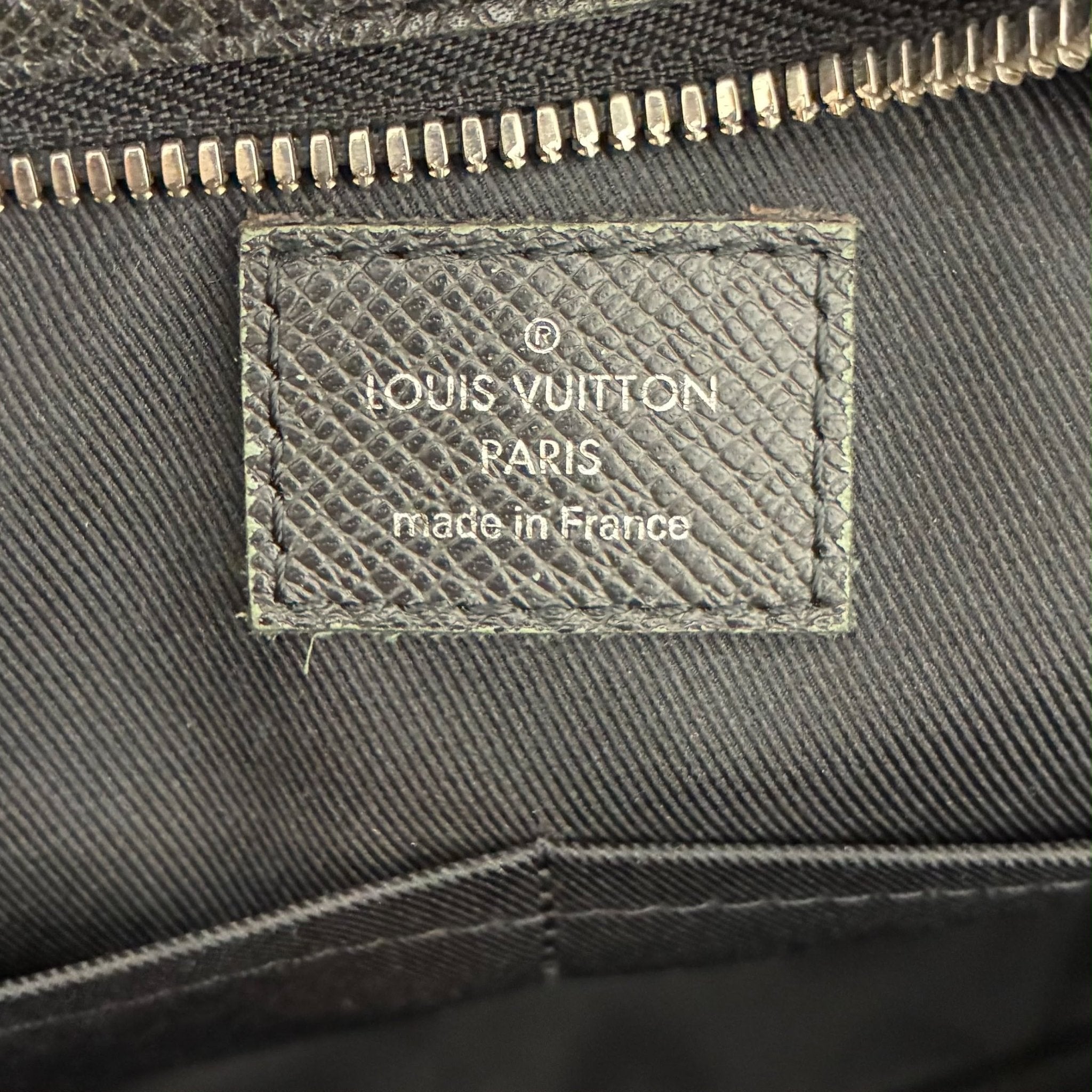 Louis Vuitton Porte Documents Taiga