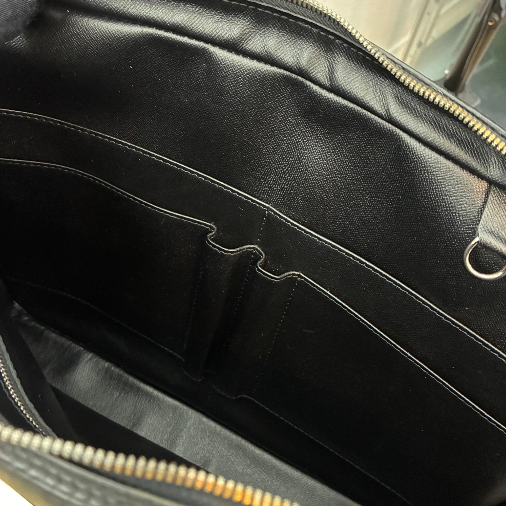 Louis Vuitton Porte Documents Voyage Epi