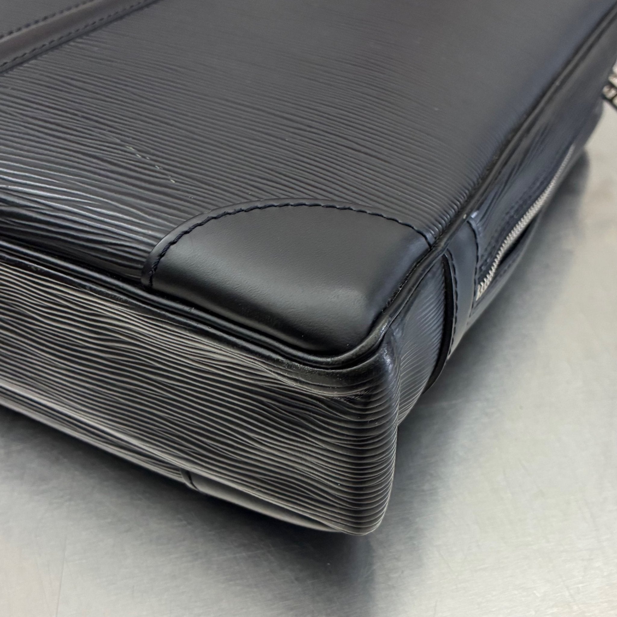 Louis Vuitton Porte Documents Voyage Epi