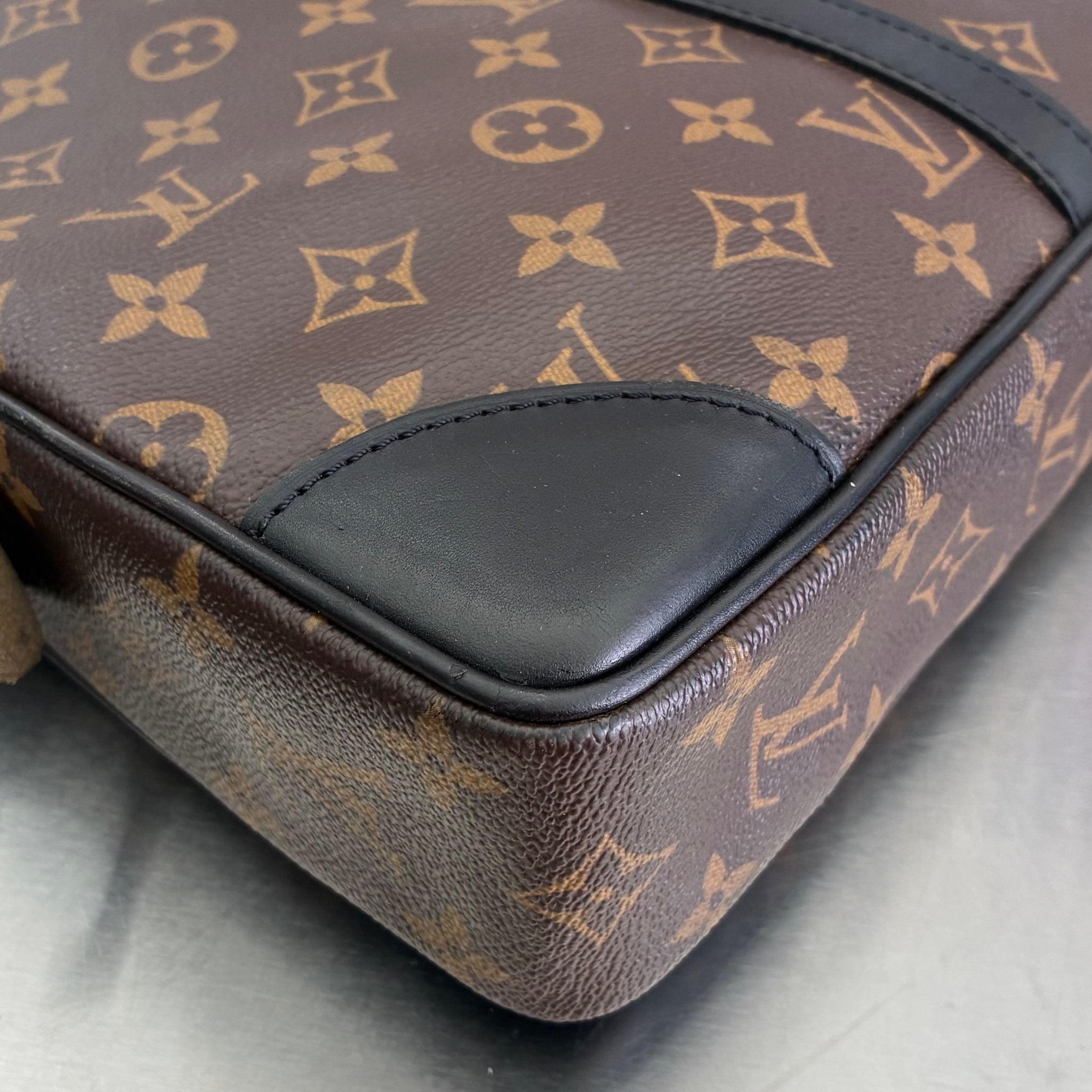 Louis Vuitton Porte Documents Voyage Macassar