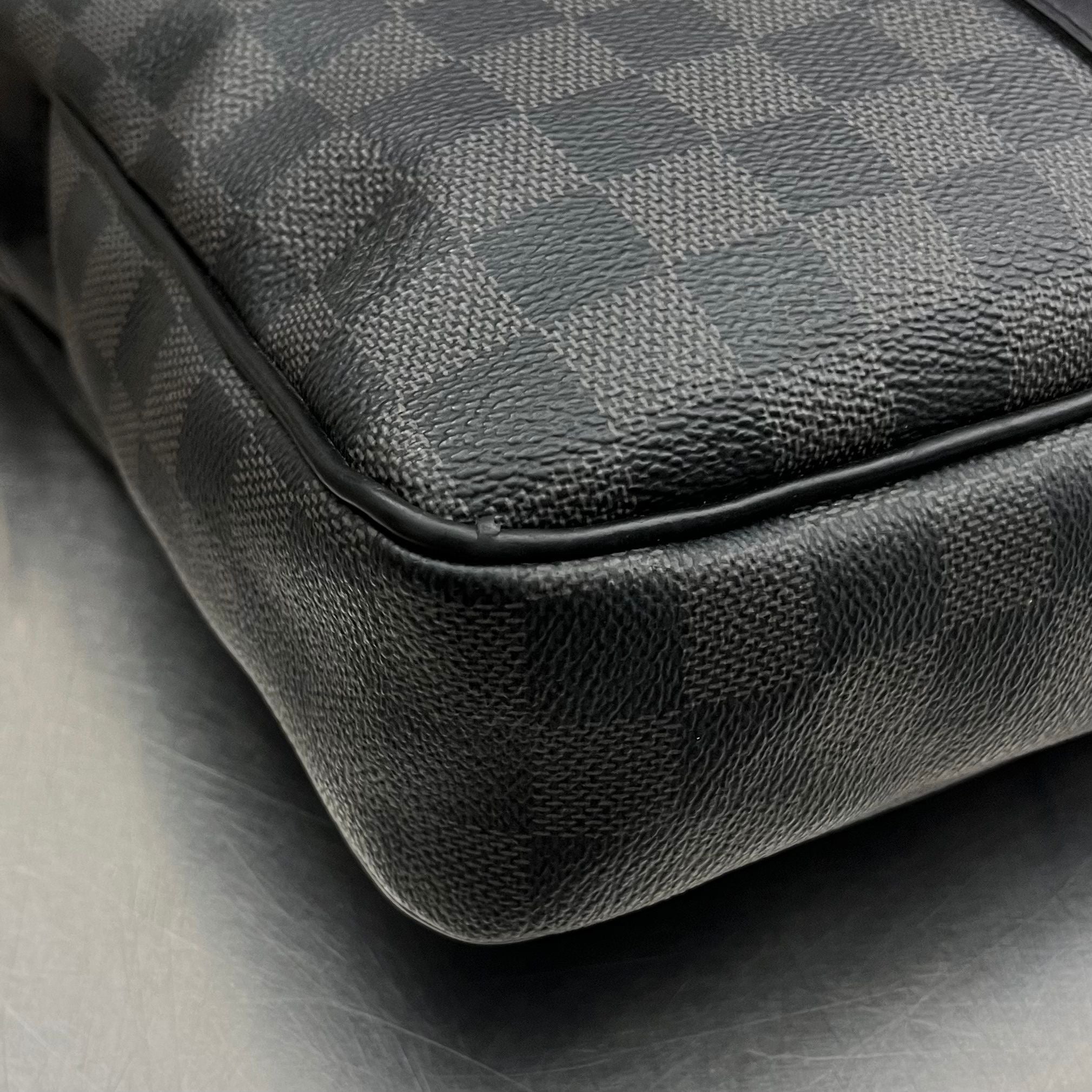 Louis Vuitton Porte Documents Voyage PM
